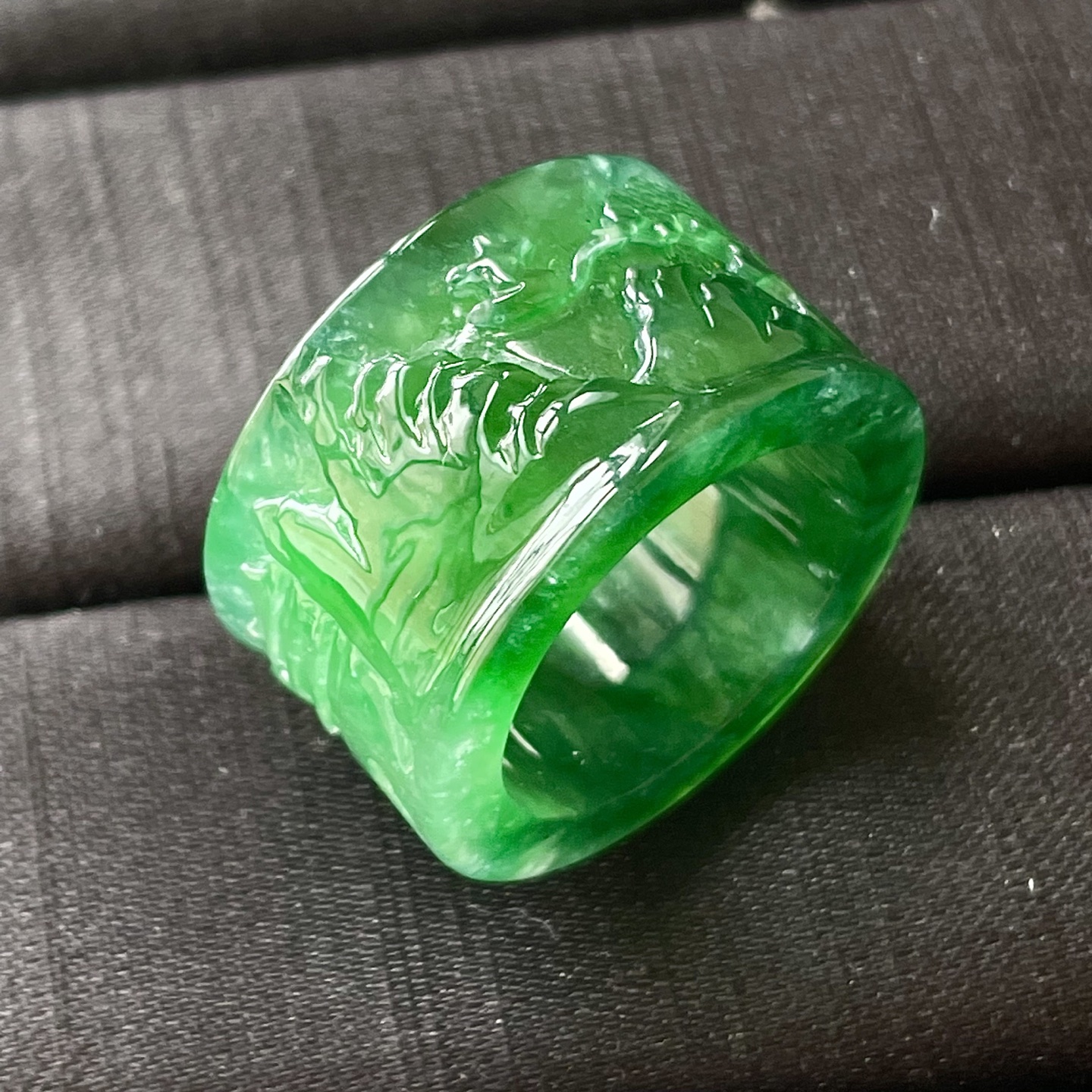 缅料冰种满绿雕花扳指，色辣，饱满水润，无裂，裸石尺寸14.8/3.6--19编码0612好数字上1221