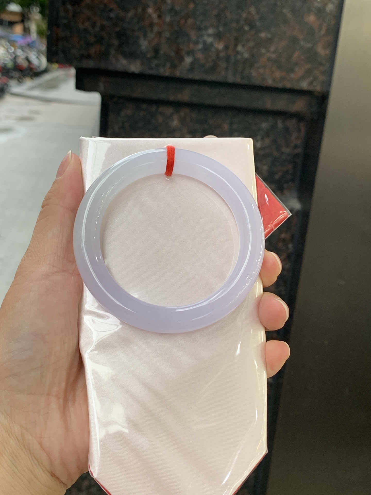 冰春彩圆条 55.8-10.2-10.1 0613-N992-2 无裂，底妆冰润，谁能拒绝一只自带春日滤镜的春彩镯啊，紫底晕染着飘一抹金丝阳绿，像雾里的新芽，冰润细腻，上手温柔到骨子里，把整个春天的诗意都戴在手上。