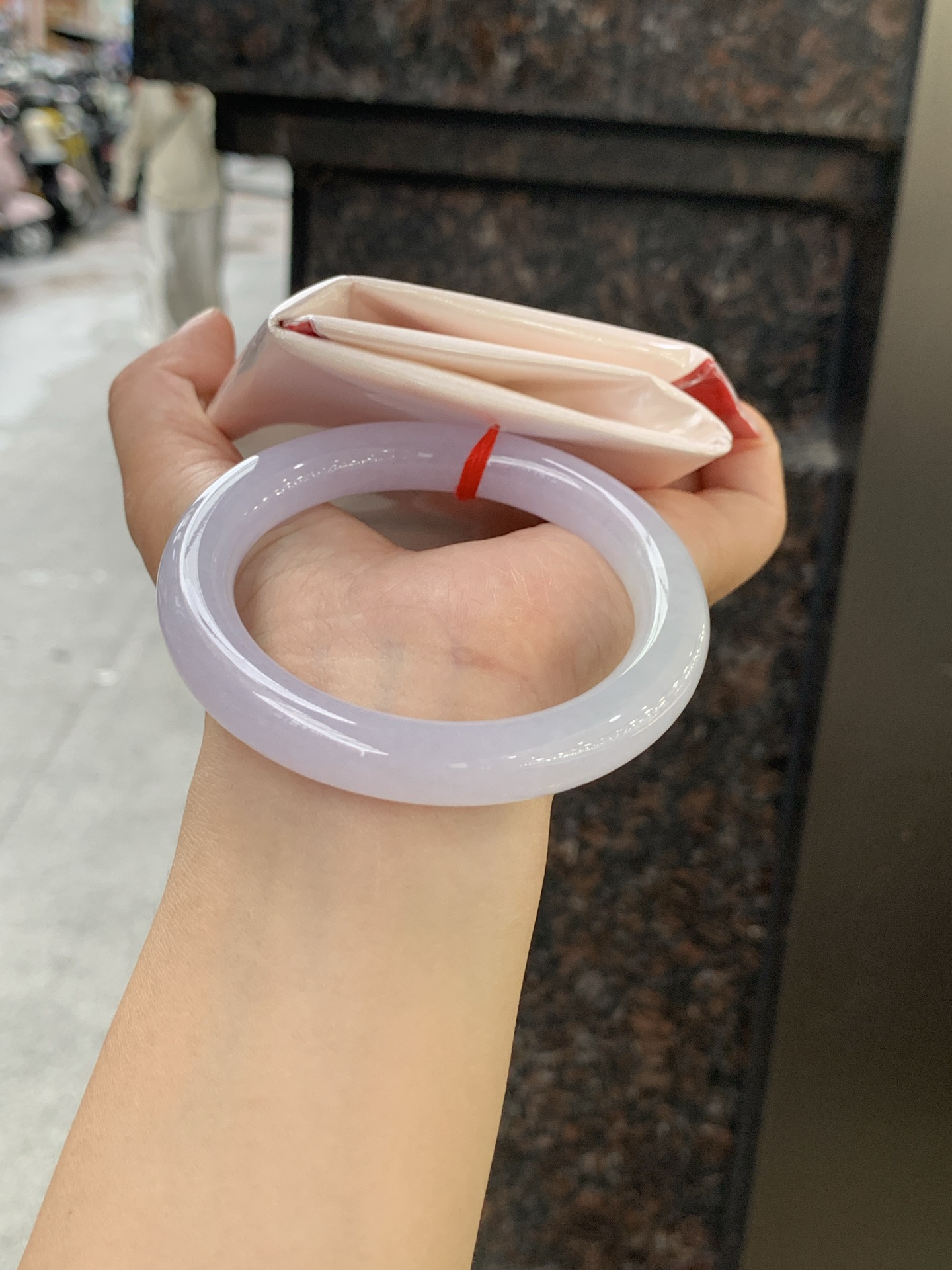 冰春彩圆条 55.8-10.2-10.1 0613-N992-2 无裂，底妆冰润，谁能拒绝一只自带春日滤镜的春彩镯啊，紫底晕染着飘一抹金丝阳绿，像雾里的新芽，冰润细腻，上手温柔到骨子里，把整个春天的诗意都戴在手上。