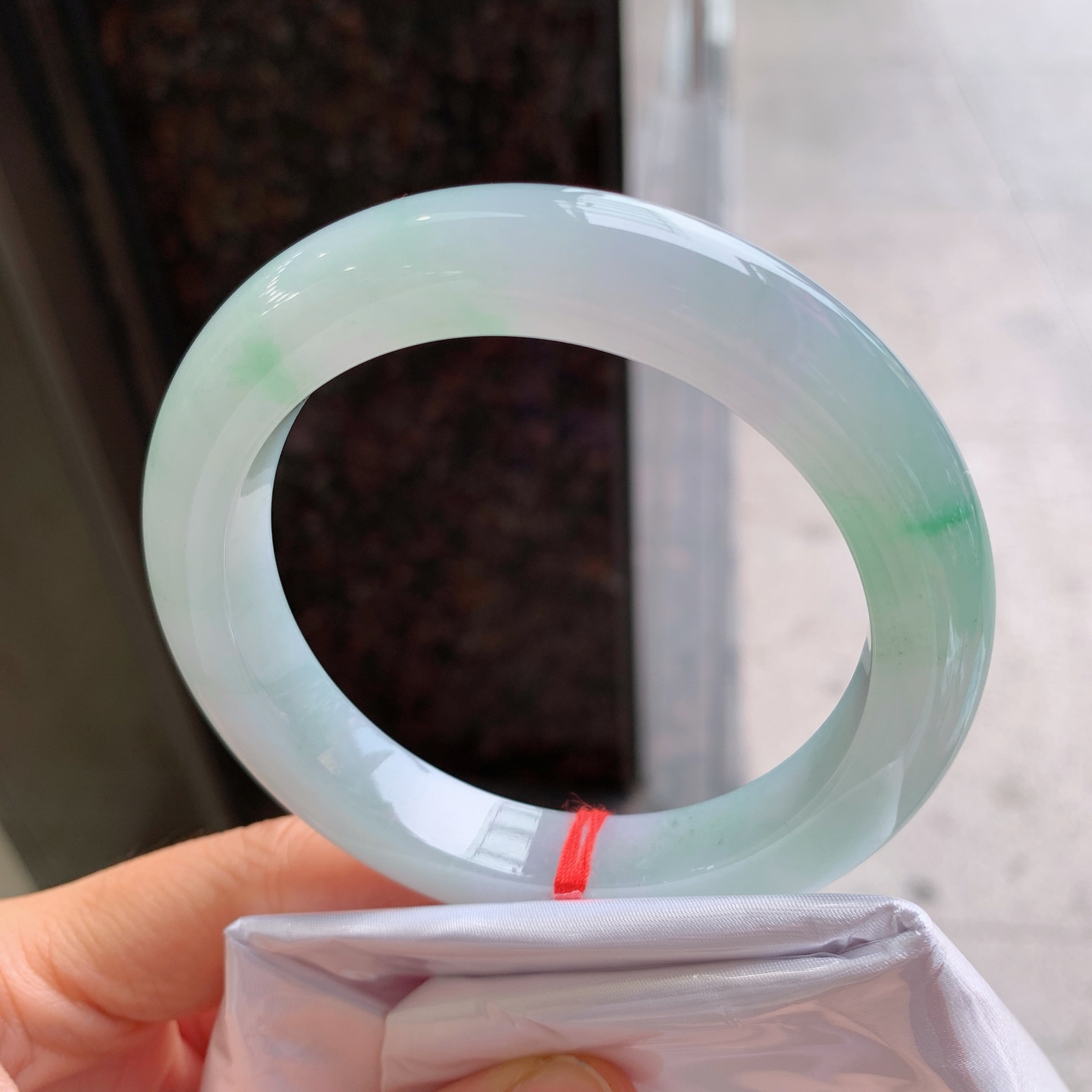 正圈飘绿 无裂 尺寸：59/11.8/10.4 细腻