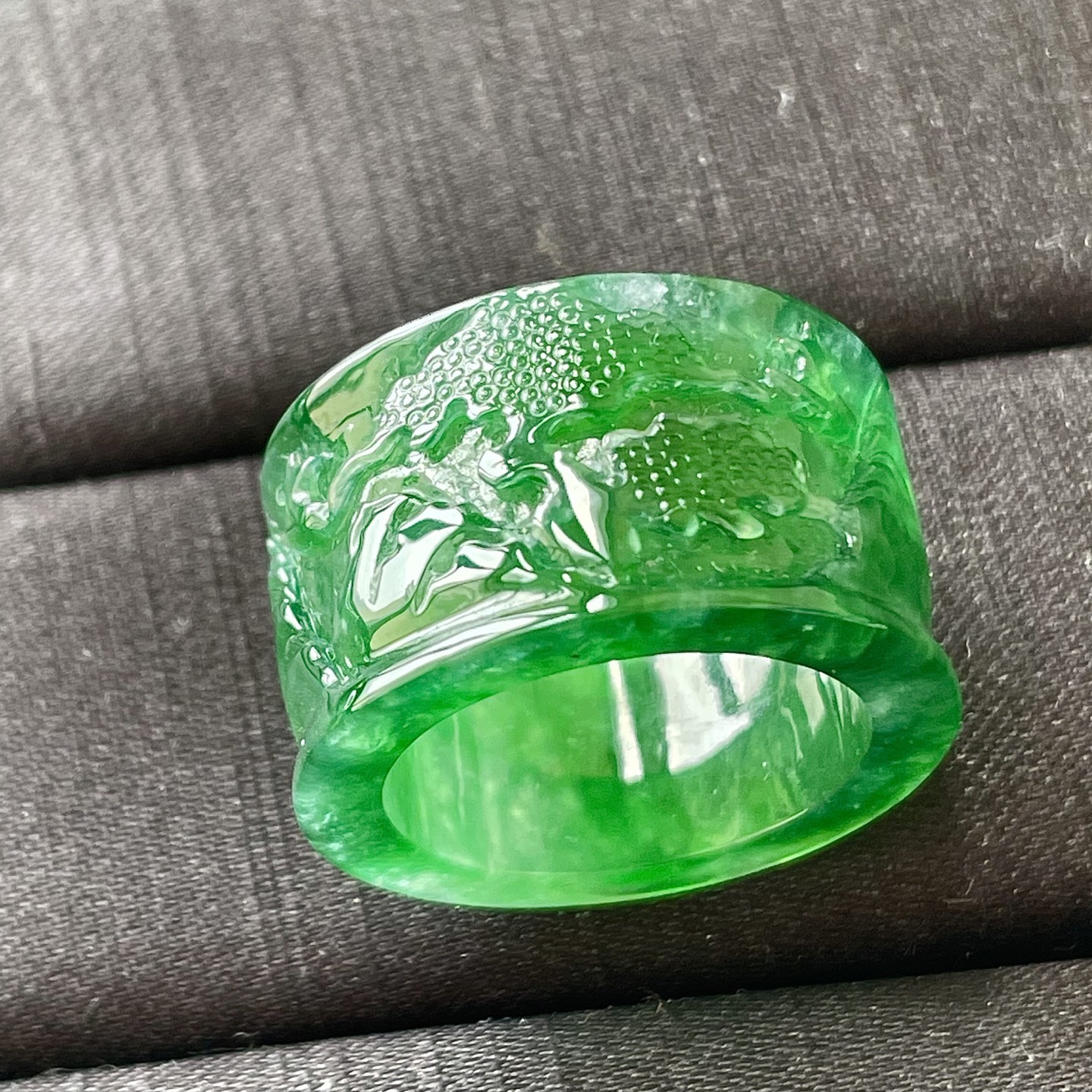 缅料冰种满绿雕花扳指，色辣，饱满水润，无裂，裸石尺寸14.8/3.6--19编码0612好数字上1221