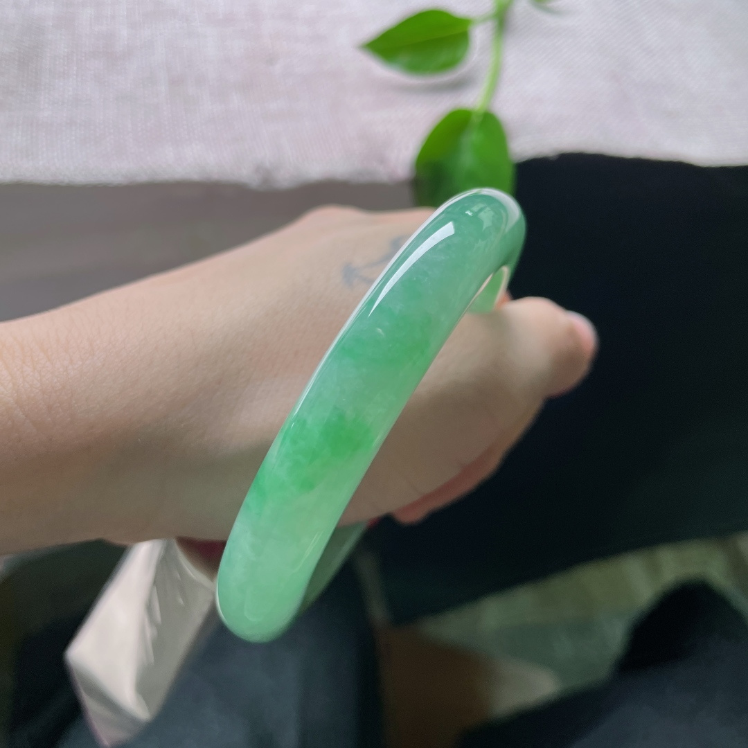 59.8/11.5/9.7，绿底正圈，大圈口，是凝固的一汪春水，温润如水，贵气不言。无裂，ss53410a
