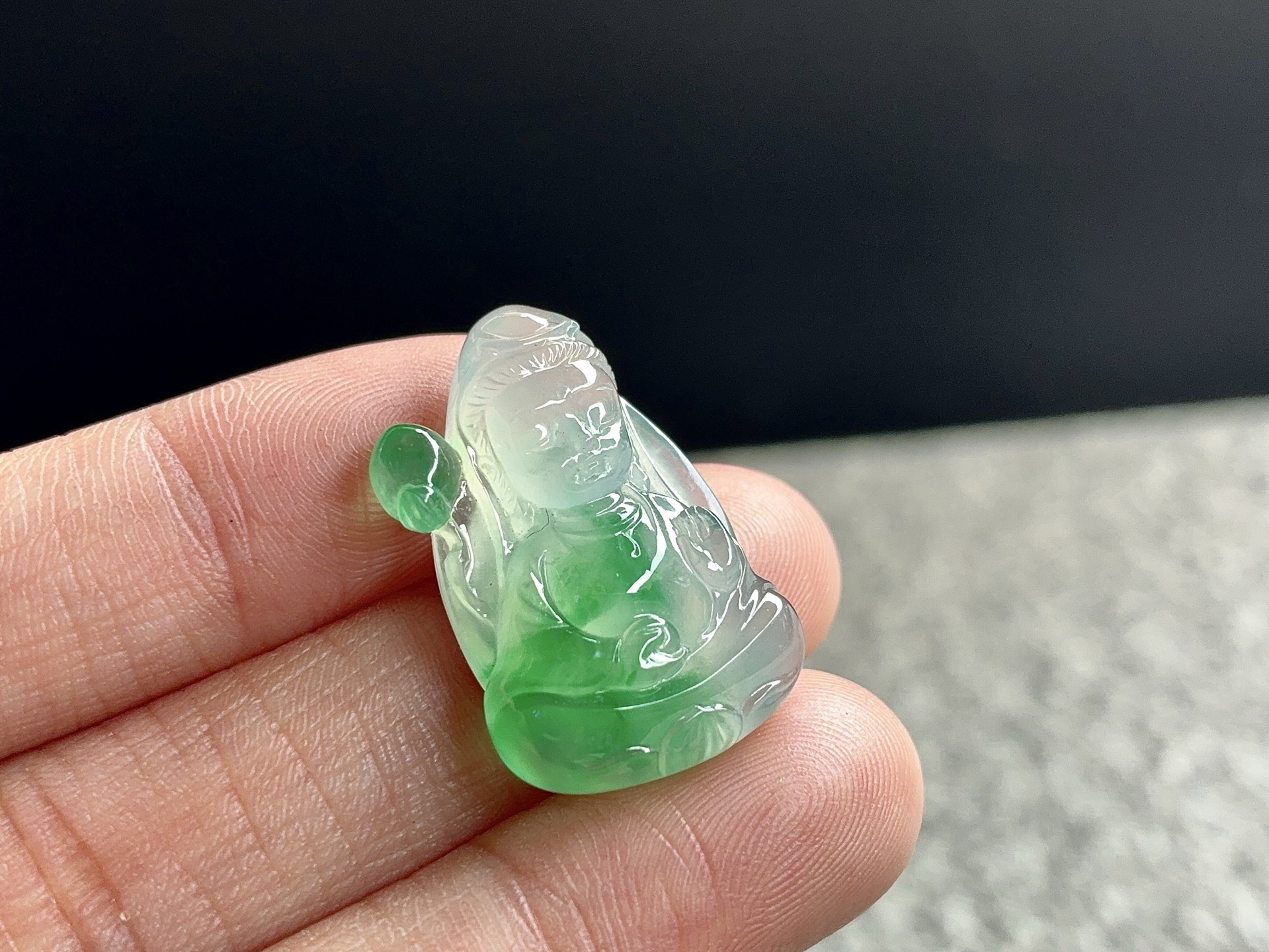 冰绿观音，玉质细腻起胶，尺寸24×16.3×6