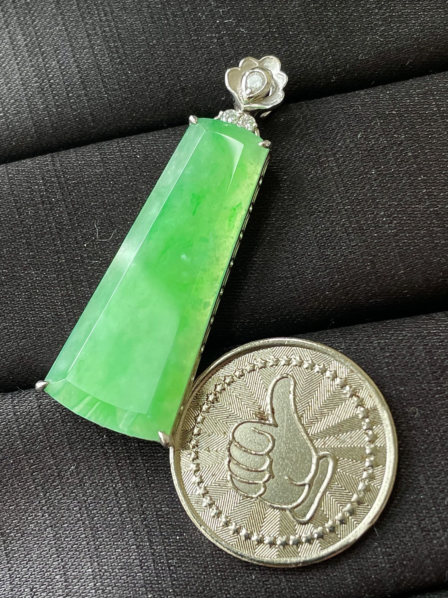 ️缅料高冰阳绿无事牌吊坠，色辣，18k金镶嵌，饱满水润，无裂，裸石尺寸37/15.2/4--47/17/7编码0612好数字