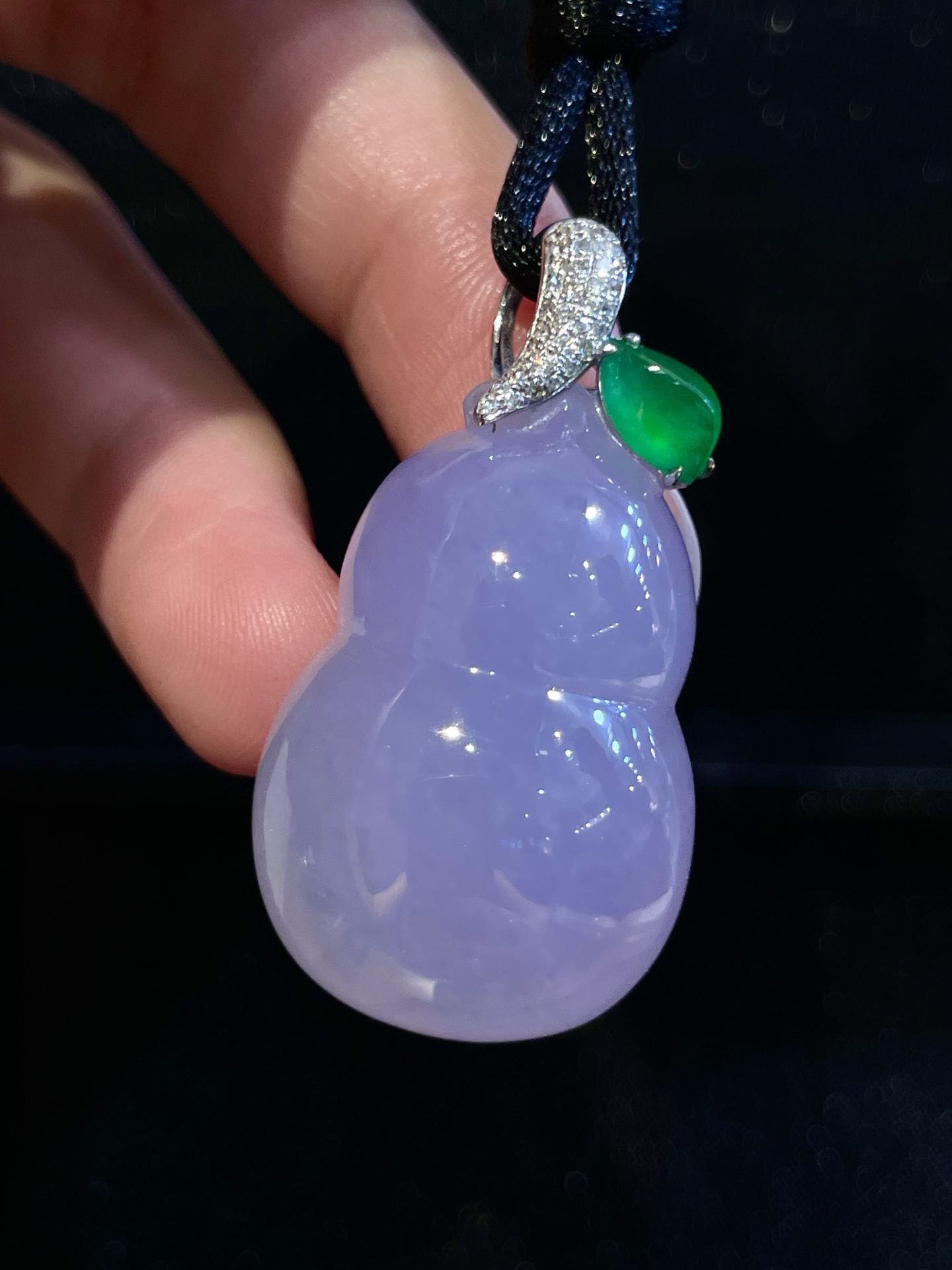 ️ 葫芦吊坠 大件厚装紫翡葫芦，水润满紫，柔光四溢，绿翡配满钻叶扣，精巧撞色，灵动，紫气纳贵运，葫芦揽福禄，万事顺遂 尺寸：整体37.3*19.8*11.9