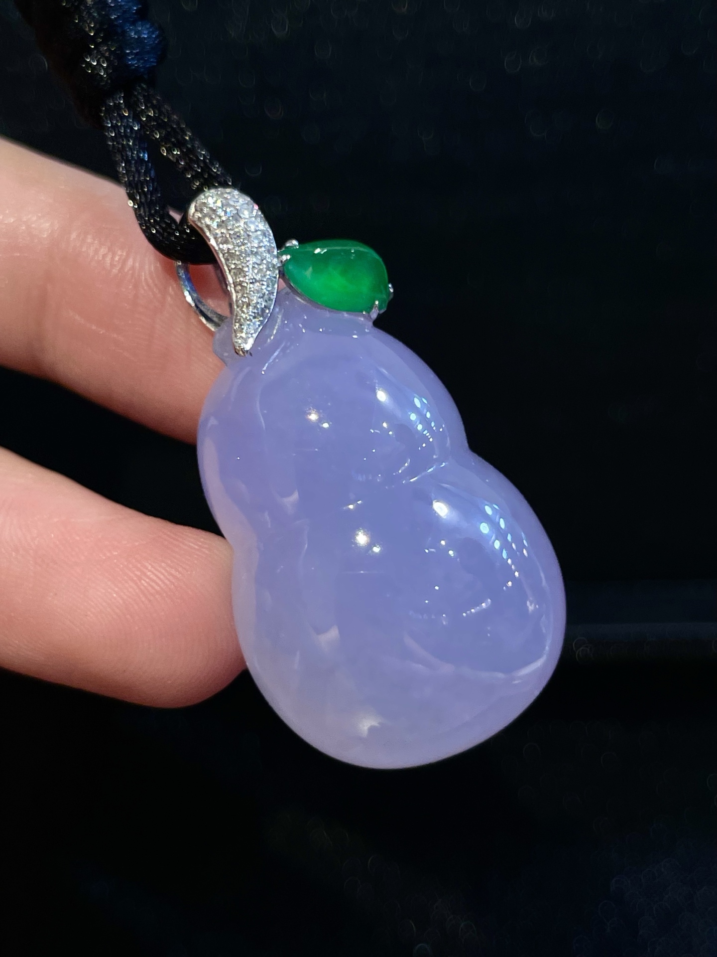 ️ 葫芦吊坠 大件厚装紫翡葫芦，水润满紫，柔光四溢，绿翡配满钻叶扣，精巧撞色，灵动，紫气纳贵运，葫芦揽福禄，万事顺遂 尺寸：整体37.3*19.8*11.9
