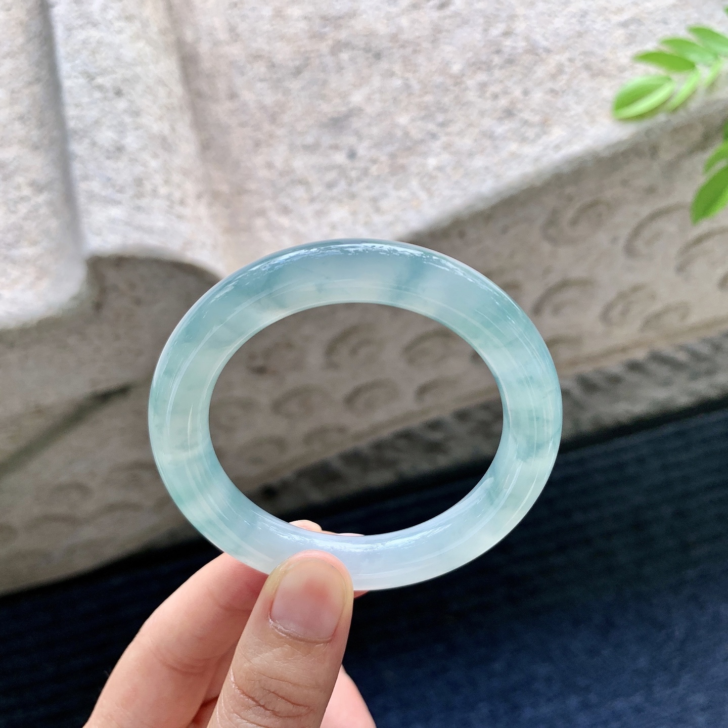圆条50 51【圈口】51/10/9.6【编码】A1072756【描述】糯冰飘花，水润，种老，细腻，打灯有絮线