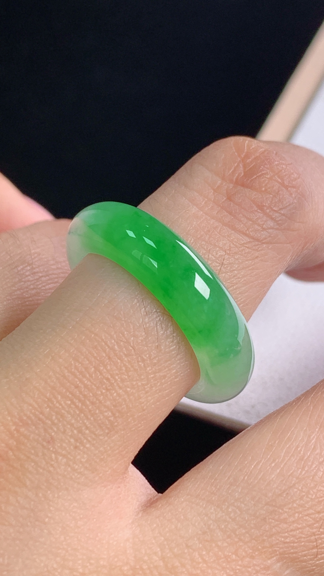 ️冰飘绿指环翠色鲜浓，清透细腻，无裂尺寸:圈口17/18.2-6.0-3.6mm 9