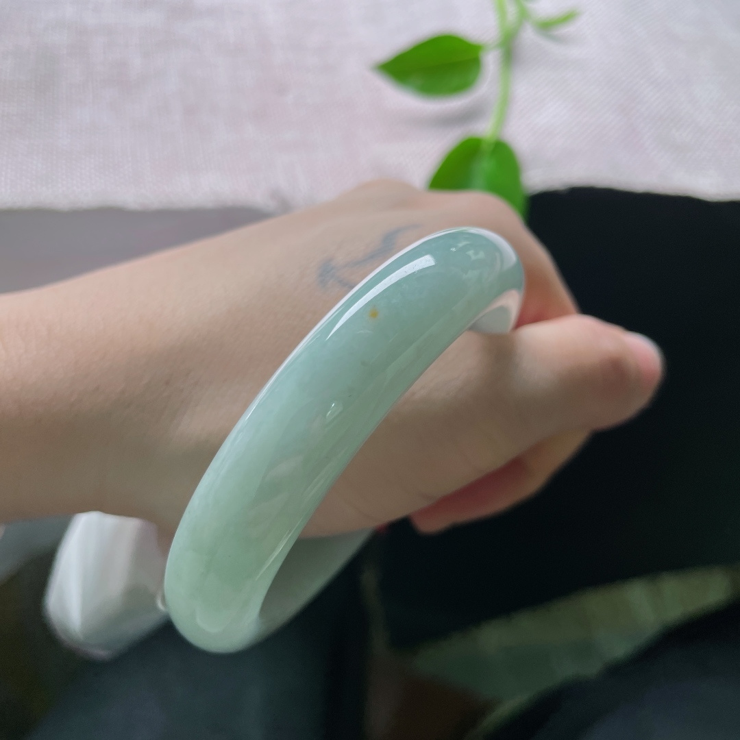 56.3/12.7/7.6，浅绿底正圈，水头好，干净清爽，素丽不张扬，清浅乖巧，无裂，ss54077a