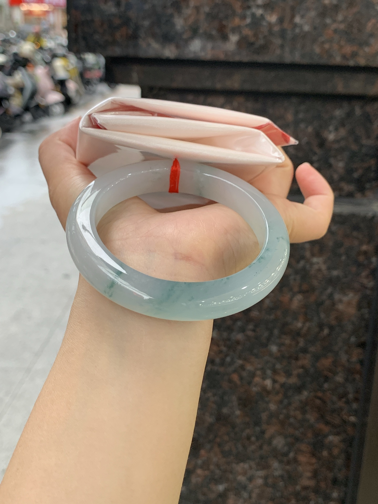冰飘花正圈 58.4-11.6-9.3 0613-H359-71 打灯细纹，底妆水润细腻，冰底中开出了朵朵兰花，飘花灵动飘逸，勾勒出一幅唯美诗意的山水意境画，古典优雅又秀气