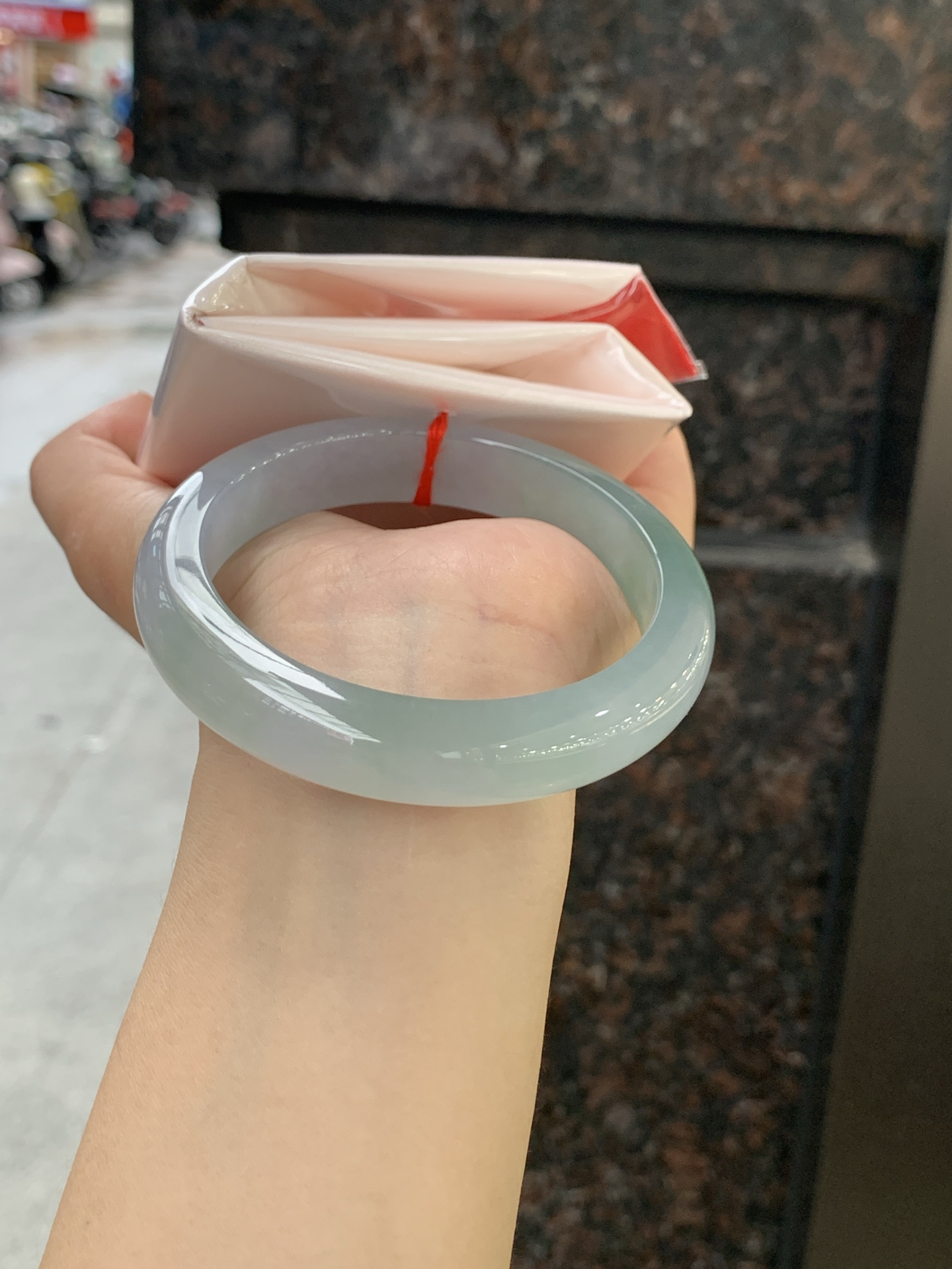 冰春彩正圈 58.5-12.5-8.7 0613-H359-77 无裂，冰透莹润，湖水青渐变底色柔和耐看，种水通透干净，光线穿过自带水光灵气