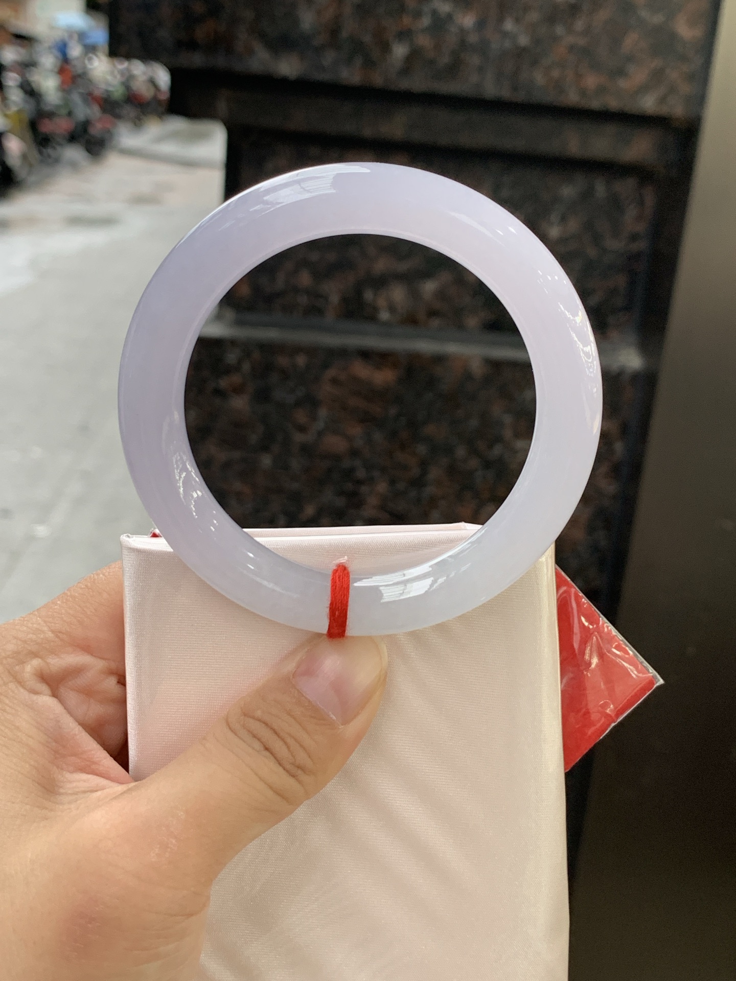 冰春彩圆条 55.8-10.2-10.1 0613-N992-2 无裂，底妆冰润，谁能拒绝一只自带春日滤镜的春彩镯啊，紫底晕染着飘一抹金丝阳绿，像雾里的新芽，冰润细腻，上手温柔到骨子里，把整个春天的诗意都戴在手上。