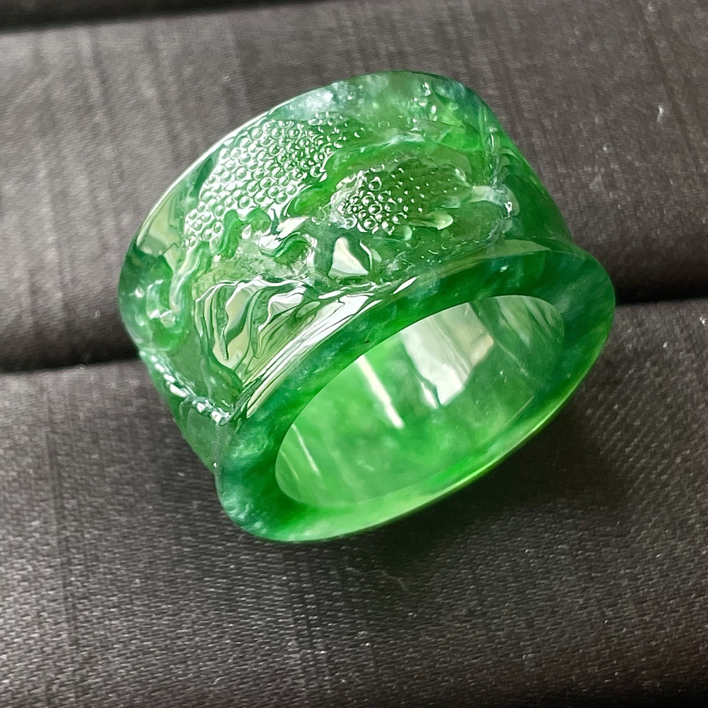 缅料冰种满绿雕花扳指，色辣，饱满水润，无裂，裸石尺寸14.8/3.6--19编码0612好数字上1221