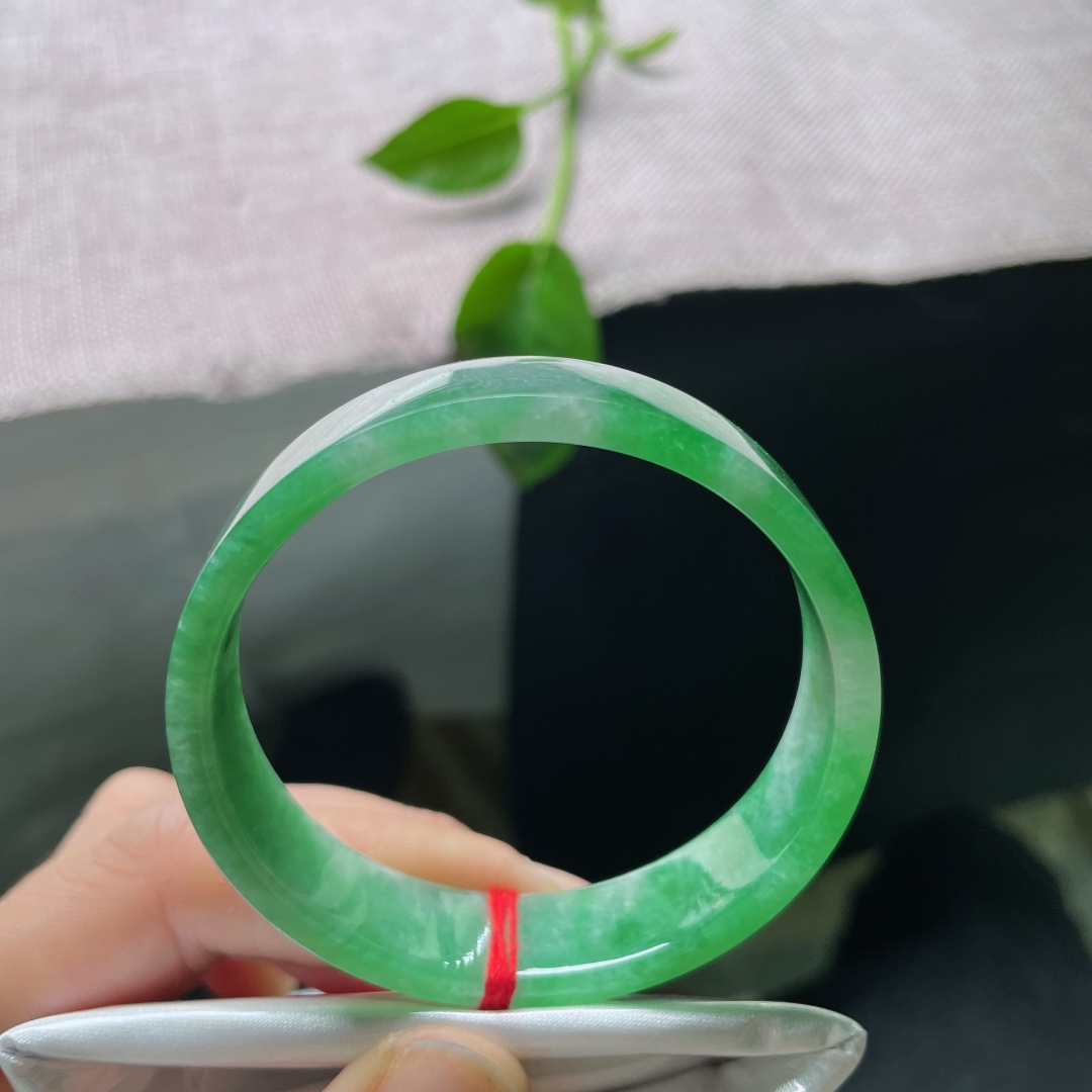 52.1/12.3/3.9绿底方镯，小手福利，颜色鲜艳夺目，彰显贵气，水润，50-51戴，有纹，ss