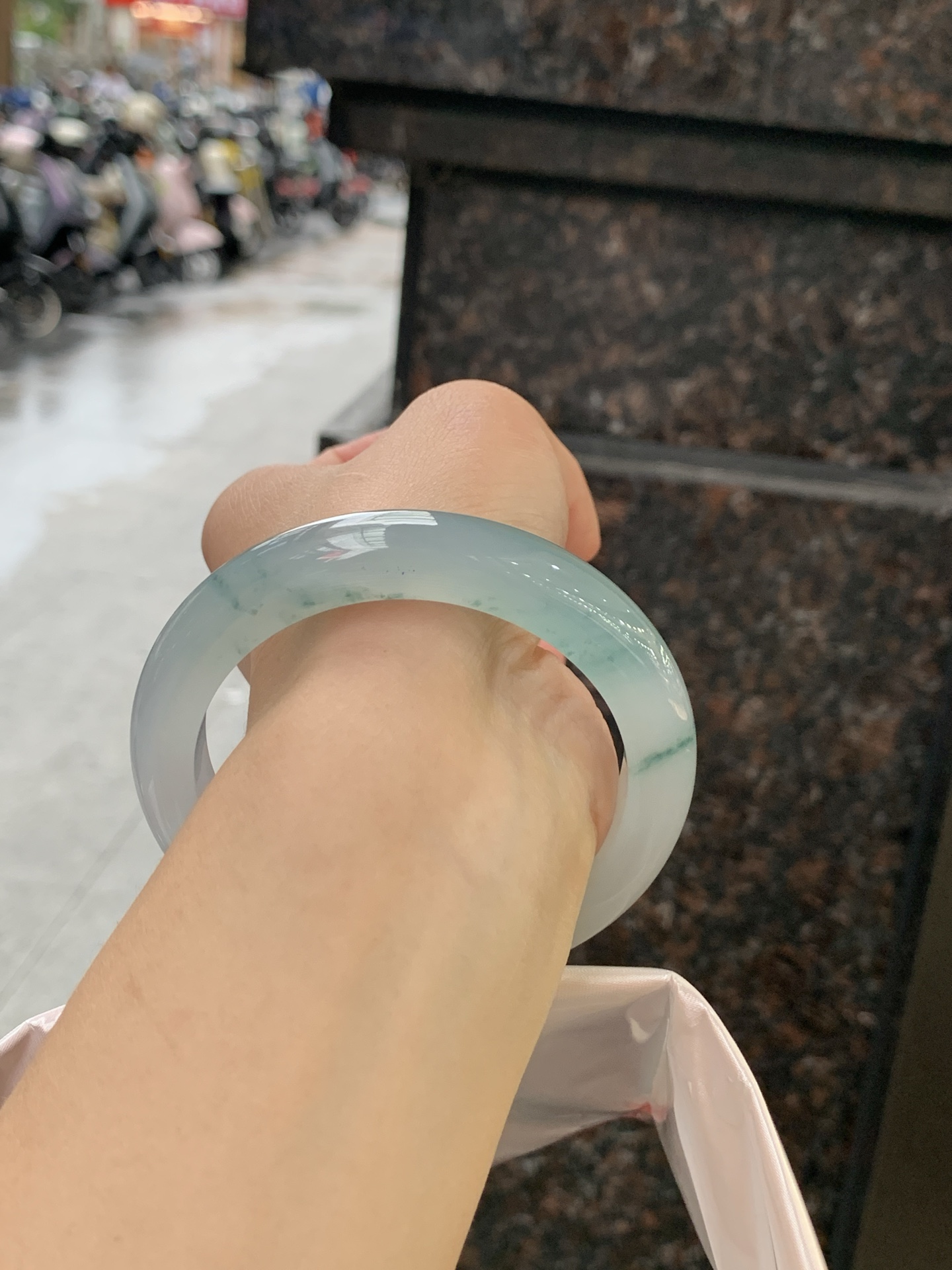 冰飘花正圈 58.4-11.6-9.3 0613-H359-71 打灯细纹，底妆水润细腻，冰底中开出了朵朵兰花，飘花灵动飘逸，勾勒出一幅唯美诗意的山水意境画，古典优雅又秀气
