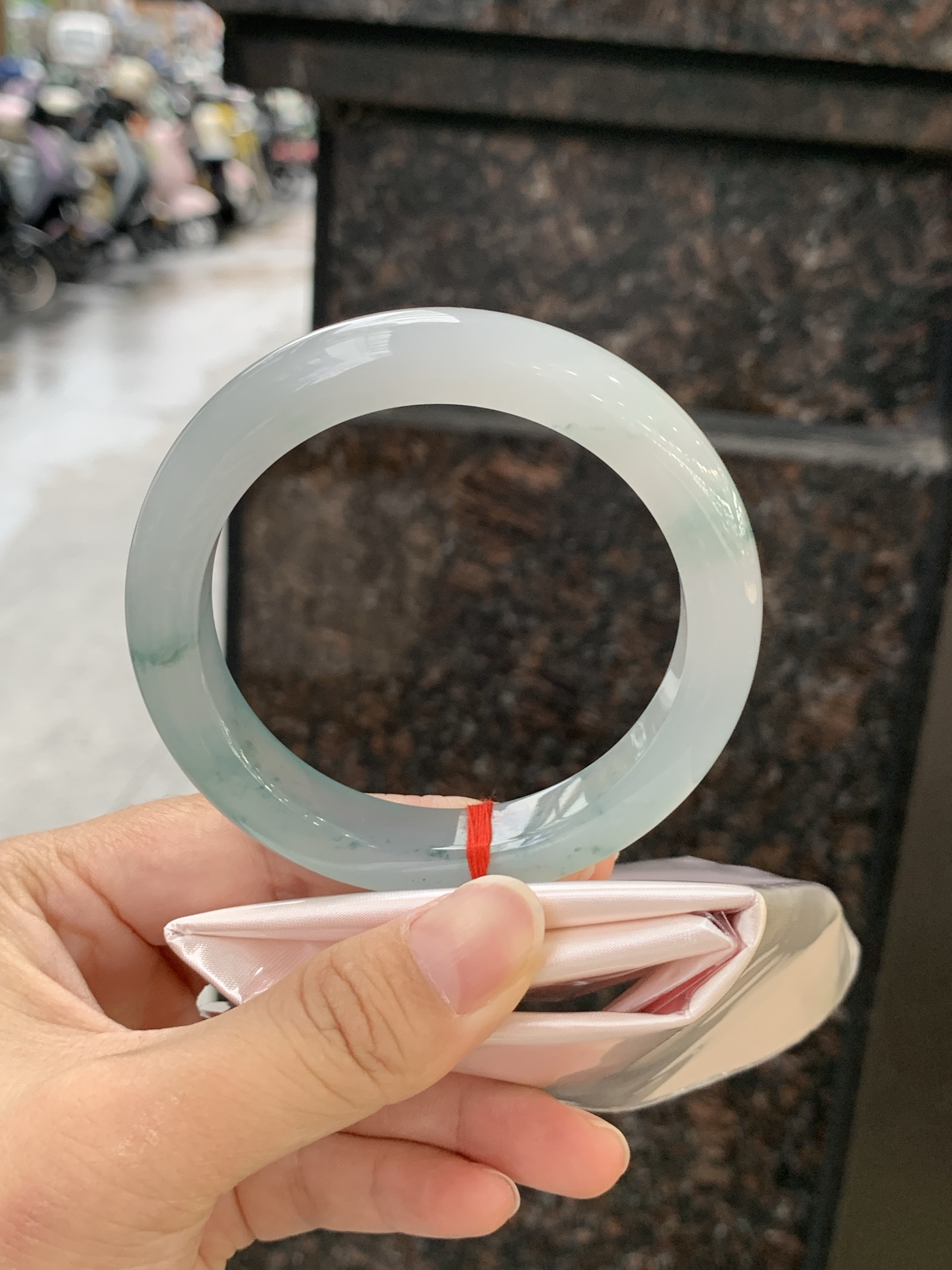 冰飘花正圈 58.4-11.6-9.3 0613-H359-71 打灯细纹，底妆水润细腻，冰底中开出了朵朵兰花，飘花灵动飘逸，勾勒出一幅唯美诗意的山水意境画，古典优雅又秀气