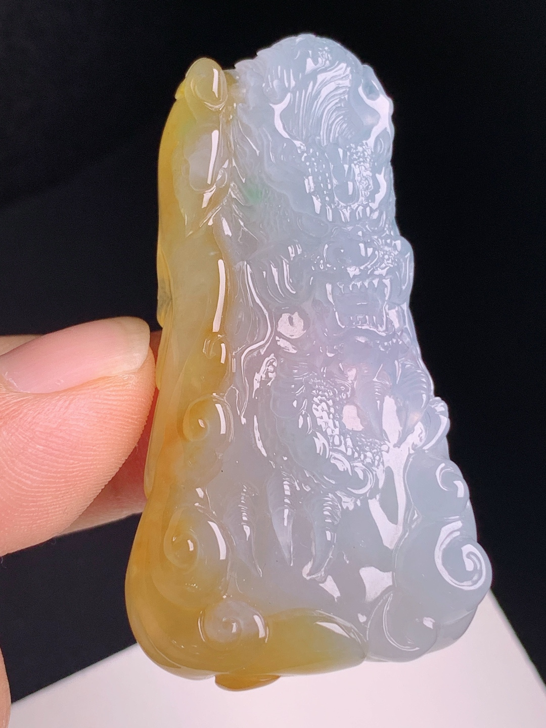 冰黄翡龙牌，俏色巧雕，雕工霸气胶感十足，龙腾祥瑞贵气逼人