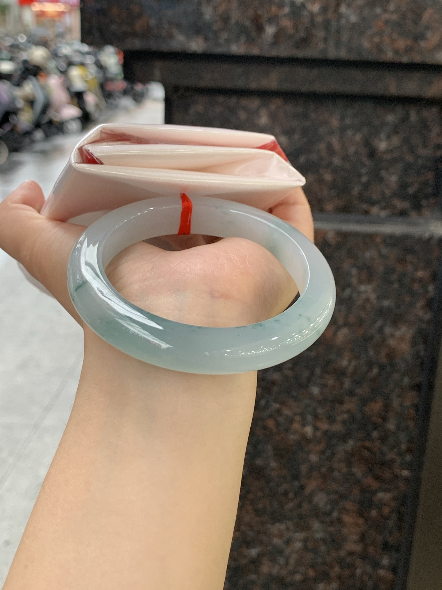 冰飘花正圈 58.4-11.6-9.3 0613-H359-71 打灯细纹，底妆水润细腻，冰底中开出了朵朵兰花，飘花灵动飘逸，勾勒出一幅唯美诗意的山水意境画，古典优雅又秀气