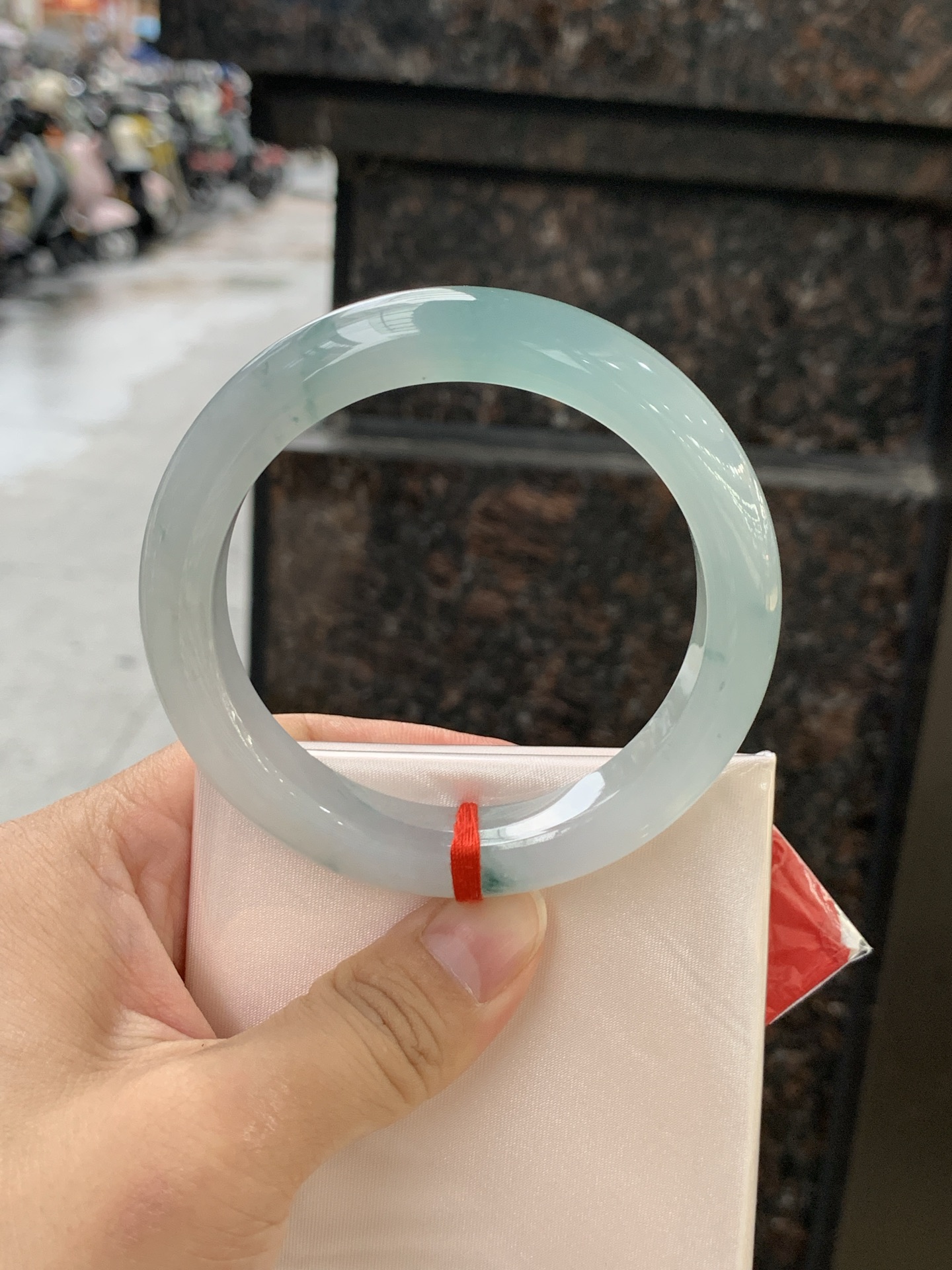 冰飘花正圈 58.4-11.6-9.3 0613-H359-71 打灯细纹，底妆水润细腻，冰底中开出了朵朵兰花，飘花灵动飘逸，勾勒出一幅唯美诗意的山水意境画，古典优雅又秀气