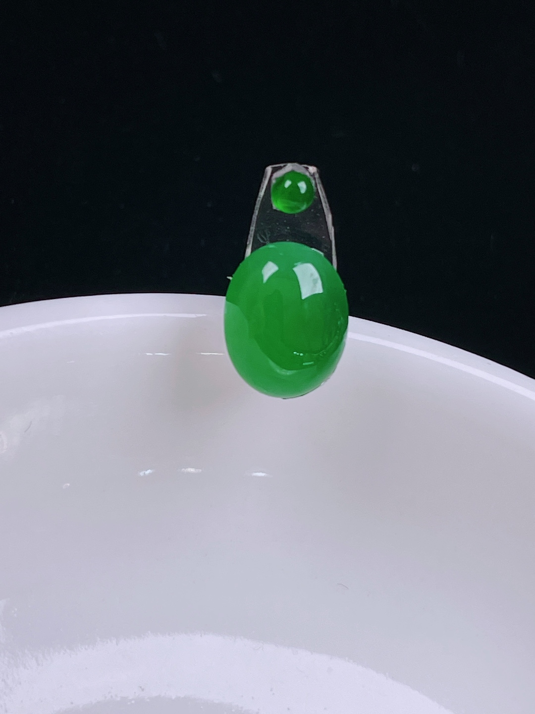 ️冰绿蛋面，老种起光，细底通透，尺寸：10.5/8.5/4.5mm0613