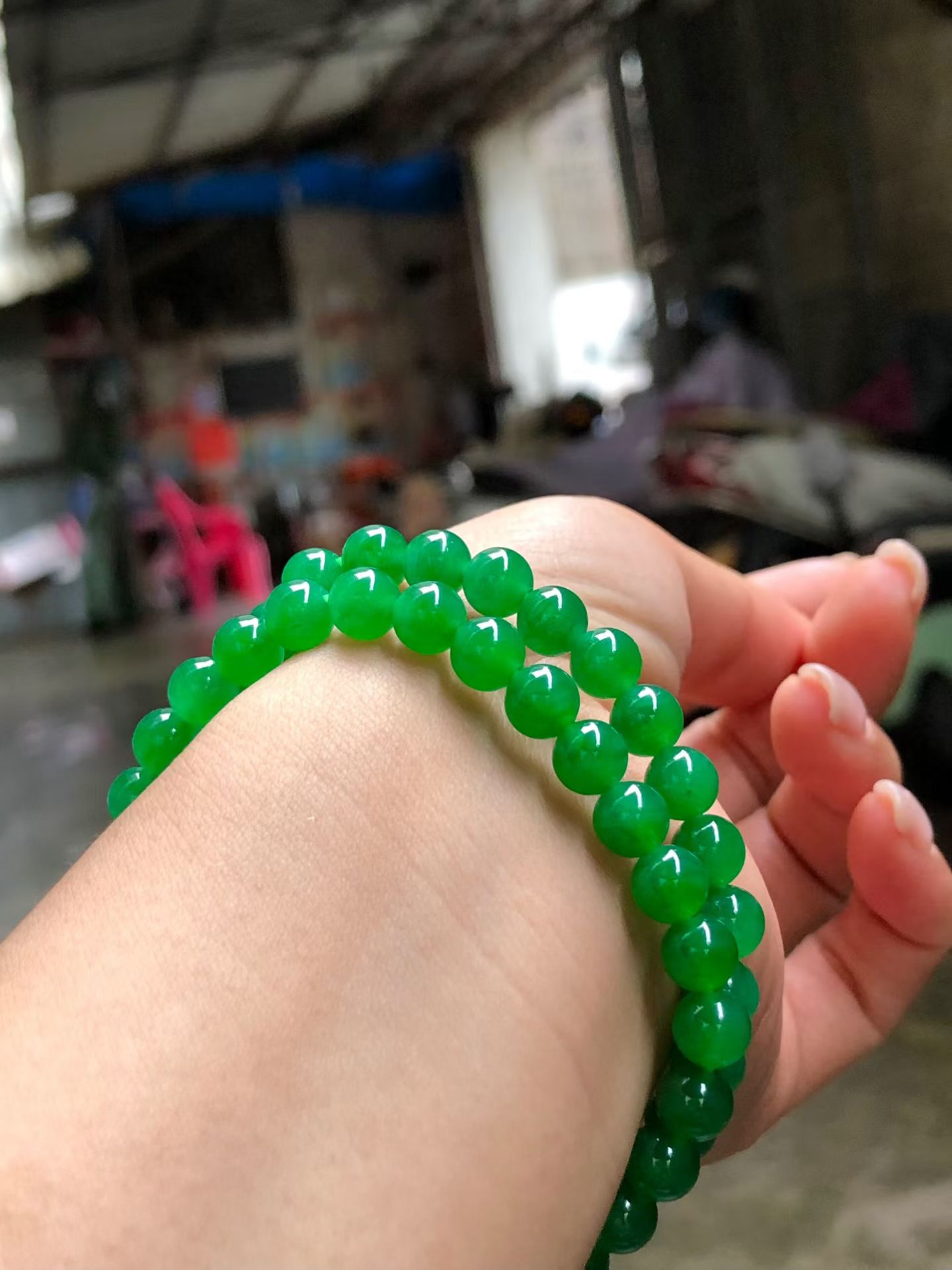 满色珠串一对，色泽浓郁迷人，底子水润细腻起胶感，满色阳绿。尺寸7