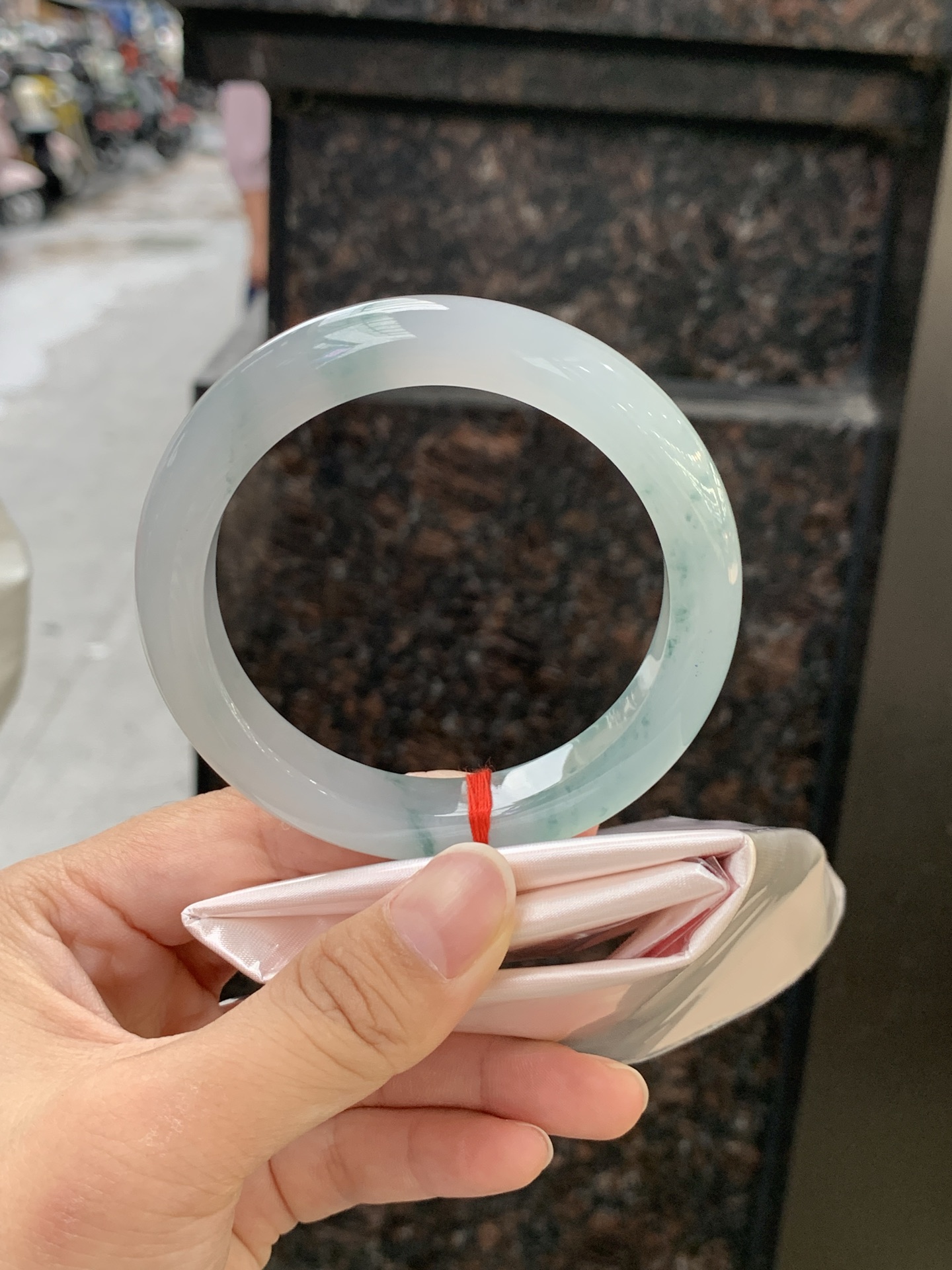 冰飘花正圈 58.4-11.6-9.3 0613-H359-71 打灯细纹，底妆水润细腻，冰底中开出了朵朵兰花，飘花灵动飘逸，勾勒出一幅唯美诗意的山水意境画，古典优雅又秀气