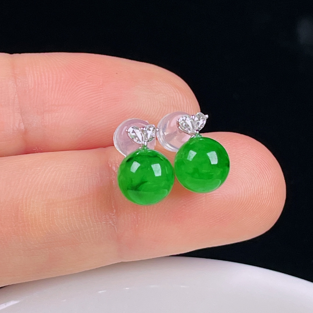 冰绿耳钉，老种起光，细底通透，尺寸：裸石7.7mm