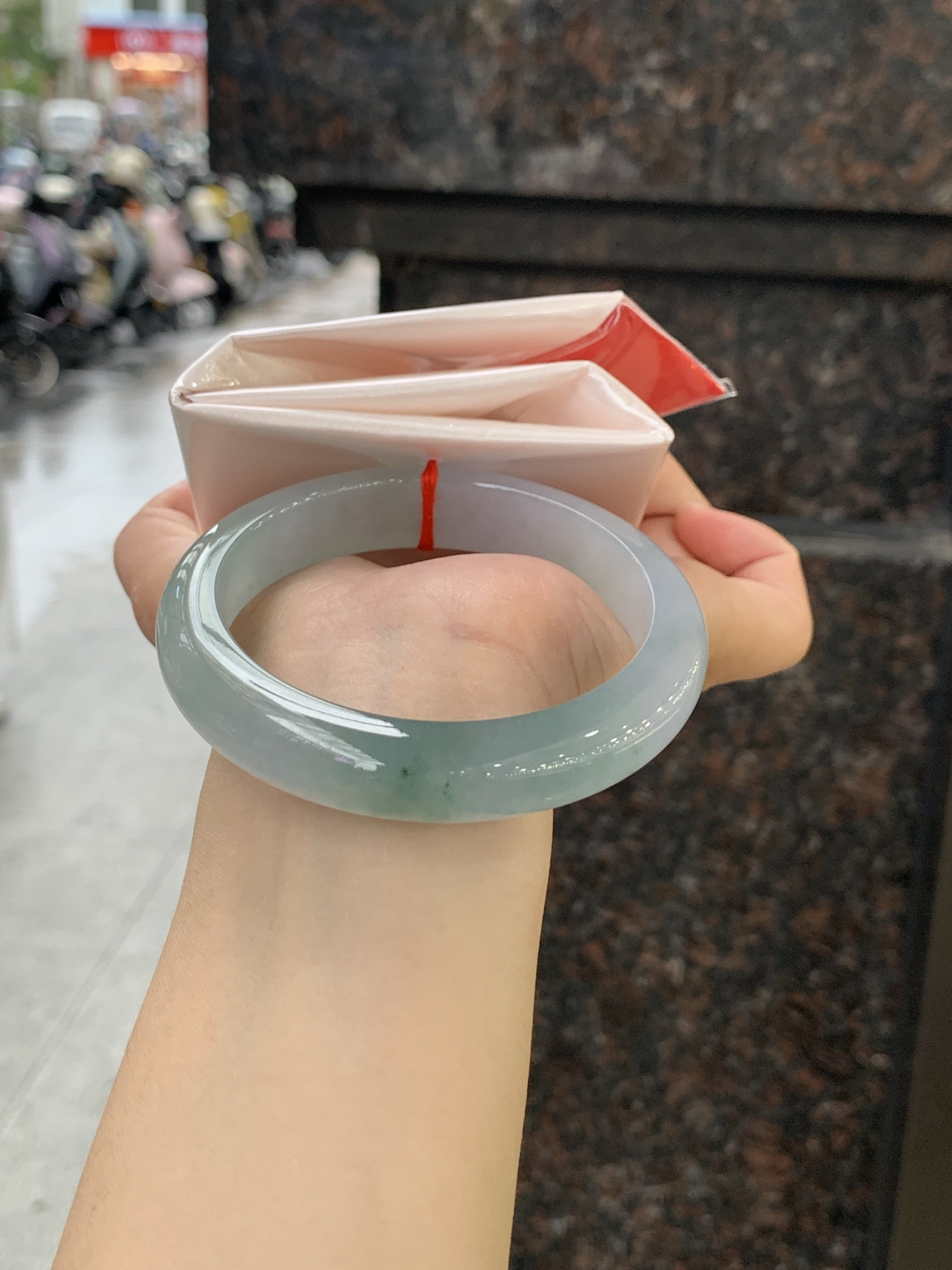 冰春彩正圈 58.5-12.5-8.7 0613-H359-77 无裂，冰透莹润，湖水青渐变底色柔和耐看，种水通透干净，光线穿过自带水光灵气