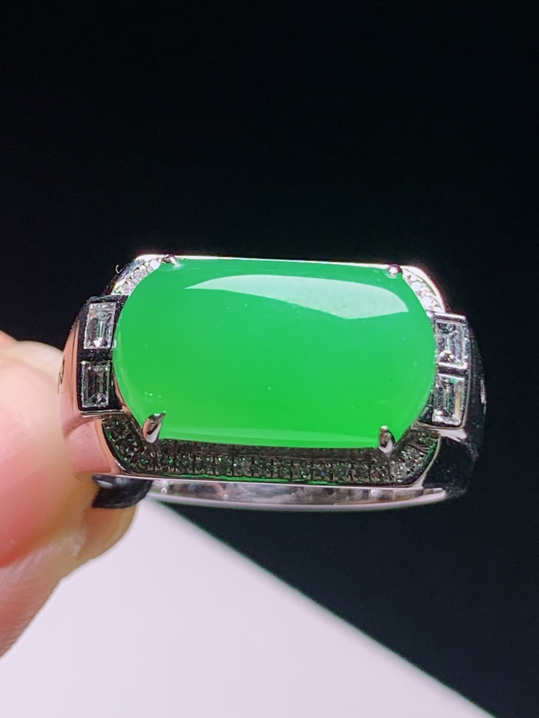 甜绿马鞍戒指，色浓阳绿18K金镶，利落款型低调显贵