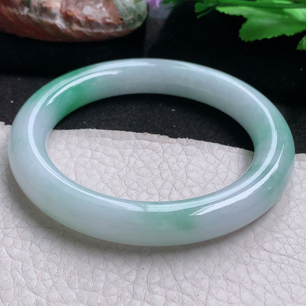 js实拍56.6*10.4美人镯 缅甸翡翠a货玉手镯胶感飘绿圆条珠宝玉手环