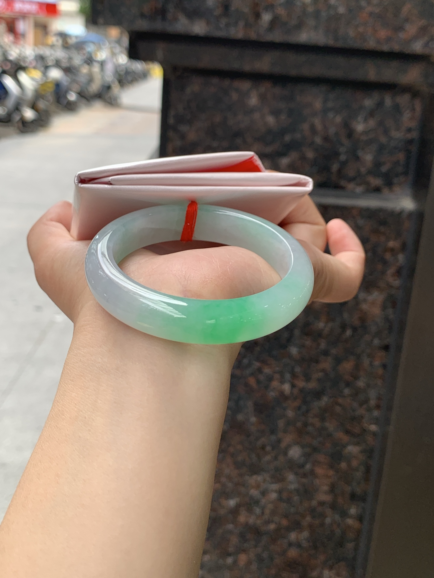飘阳绿正圈 52-11.9-7.9 0614-N997 打灯裂，微扣，需要包容，底妆水润，几抹鲜艳夺目的阳绿花点缀，生机盎然