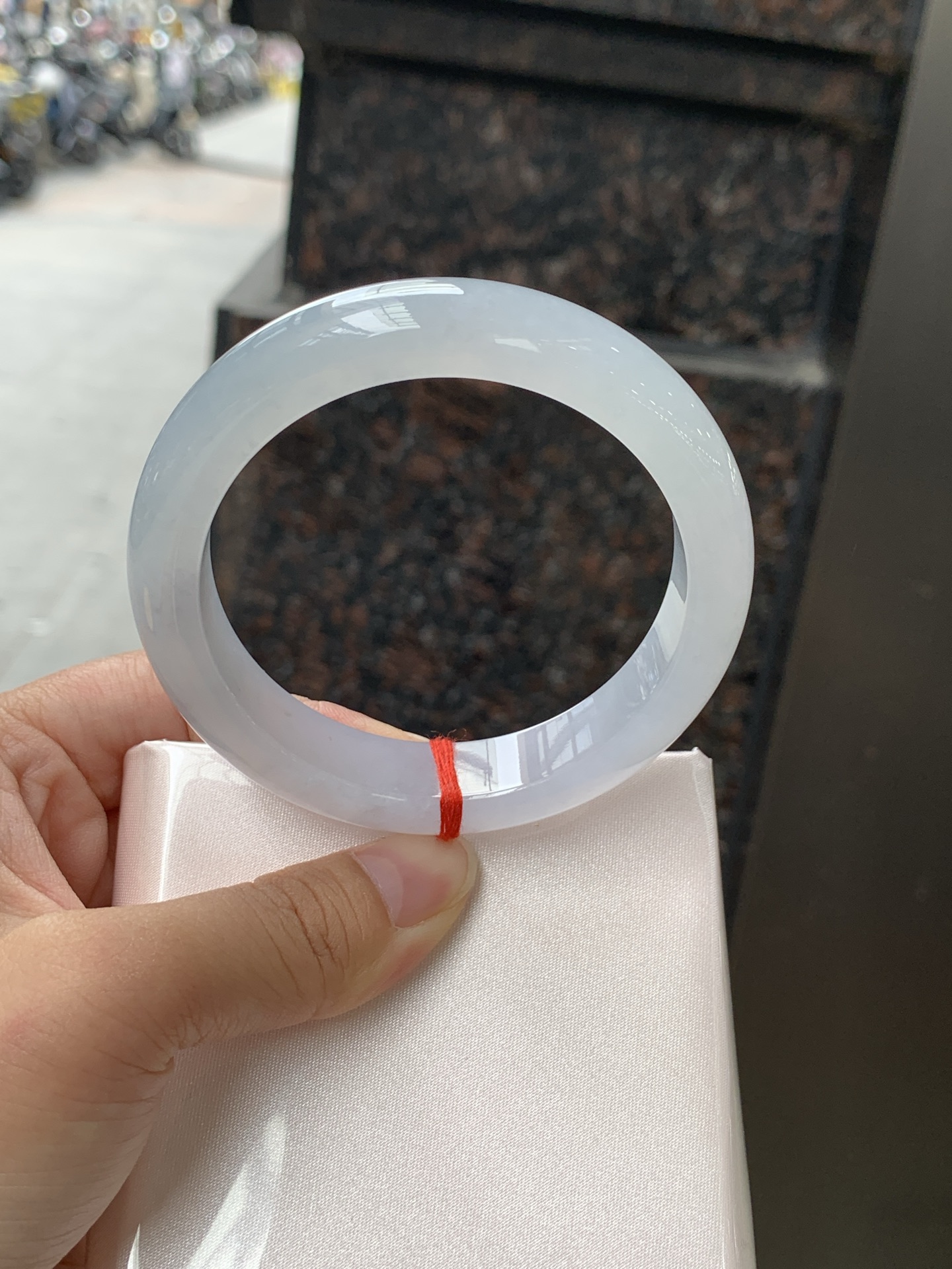 冰蓝正圈 0613-4A134 无裂，底妆冰润细腻，千变万化的冰晴蓝底色，拥有海的颜色，却散发着星空的光芒，这是一只来自冰川蓝的清冷气质仙女镯。