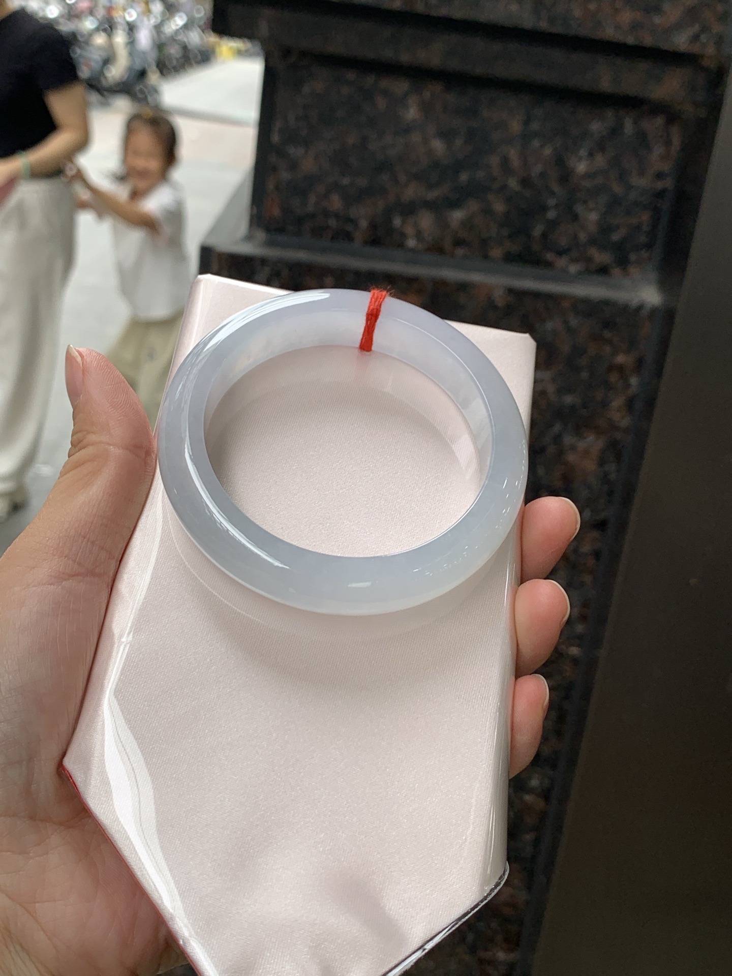 冰蓝正圈 0613-4A134 无裂，底妆冰润细腻，千变万化的冰晴蓝底色，拥有海的颜色，却散发着星空的光芒，这是一只来自冰川蓝的清冷气质仙女镯。