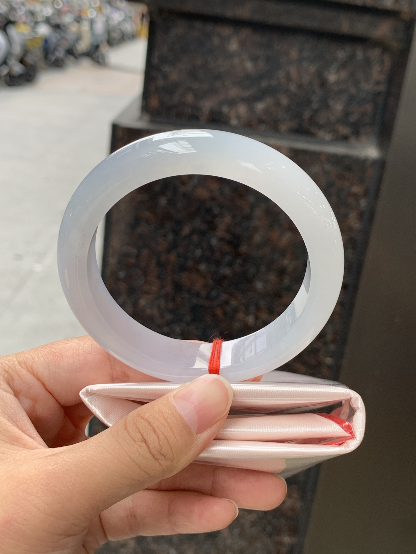 冰蓝正圈 0613-4A134 无裂，底妆冰润细腻，千变万化的冰晴蓝底色，拥有海的颜色，却散发着星空的光芒，这是一只来自冰川蓝的清冷气质仙女镯。
