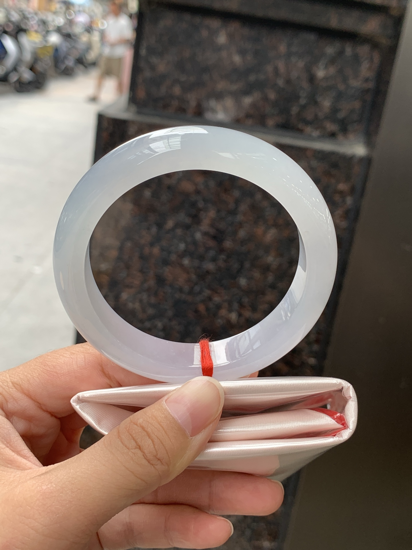 冰蓝正圈 0613-4A134 无裂，底妆冰润细腻，千变万化的冰晴蓝底色，拥有海的颜色，却散发着星空