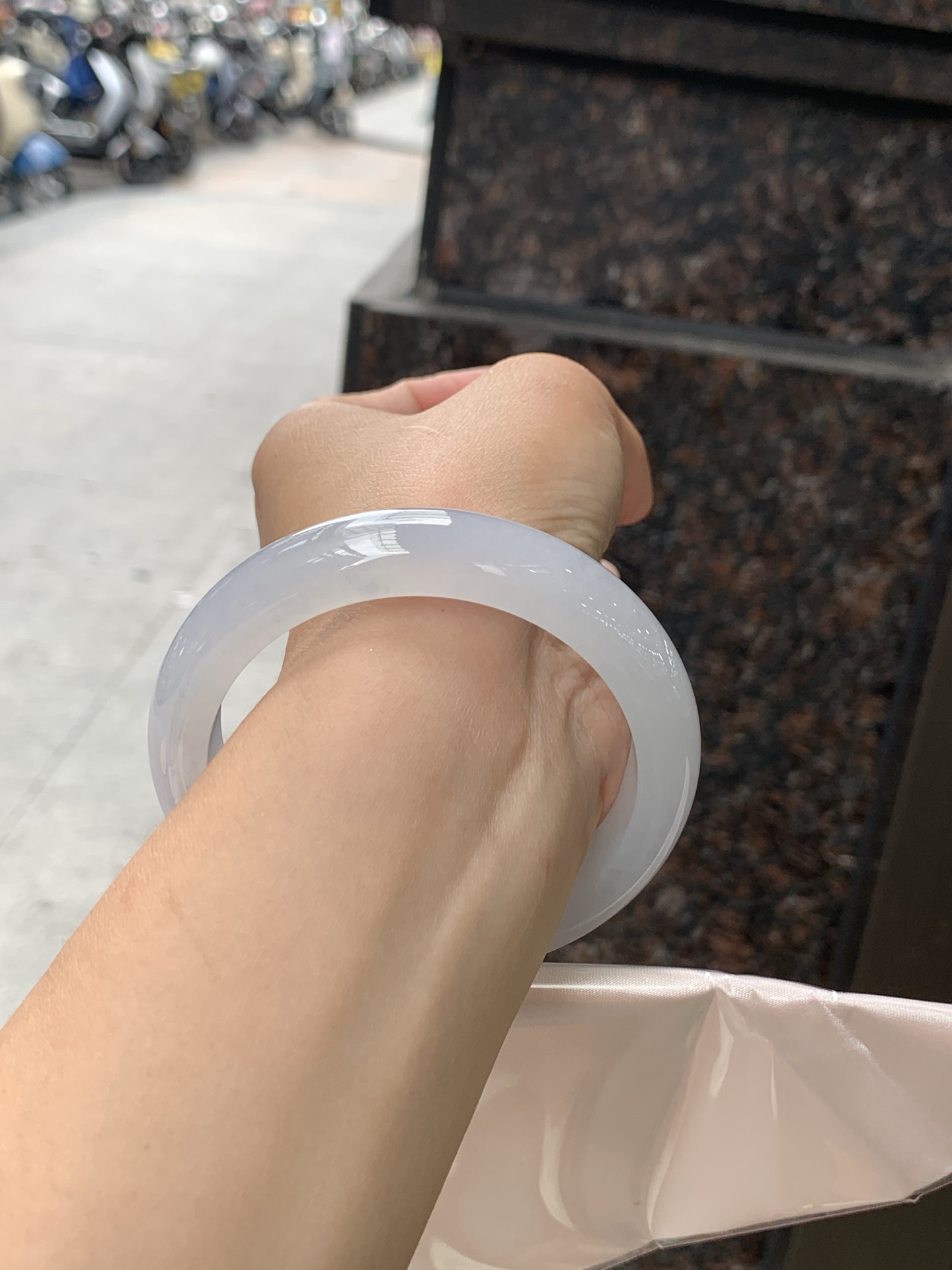 冰蓝正圈 0613-4A134 无裂，底妆冰润细腻，千变万化的冰晴蓝底色，拥有海的颜色，却散发着星空的光芒，这是一只来自冰川蓝的清冷气质仙女镯。