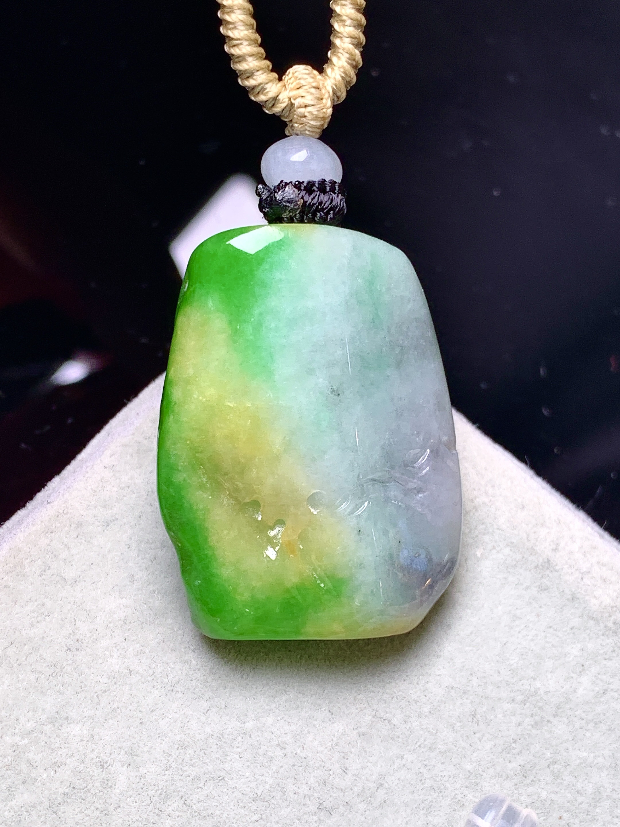 黄绿翡山水吊坠 玉质细腻 色泽艳丽清新 整体尺寸30*23.2*9.5 w1