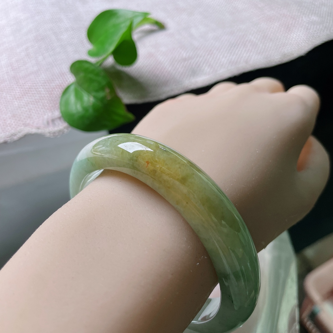 60/13.5/8.4，飘黄翡正圈，大圈口，绿底作陪，古典又有韵味，一点侧纹不显，ss54453a