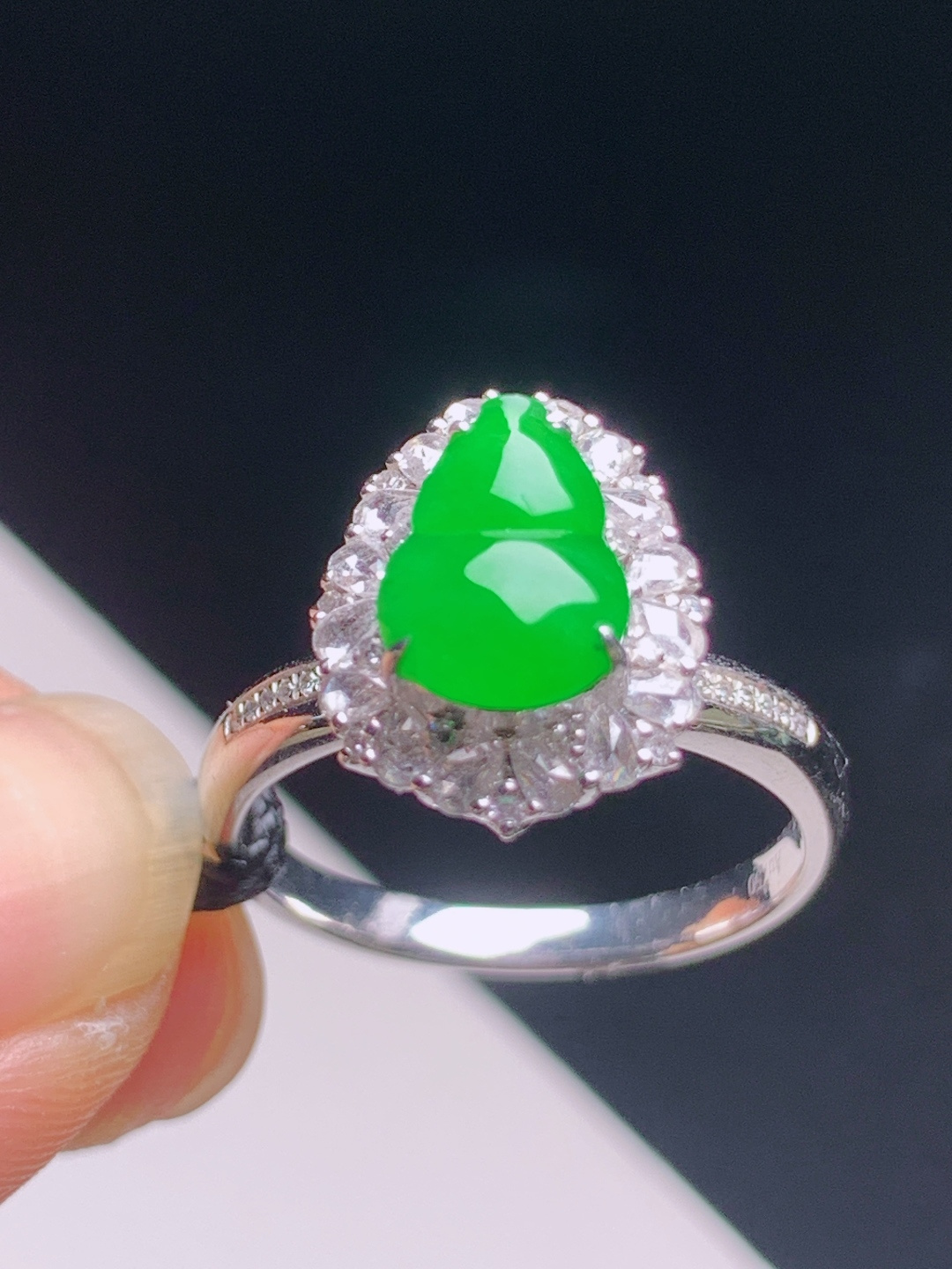 正阳绿葫芦戒指，色浓阳绿围钻镶嵌，经典款型贵气温婉，900613