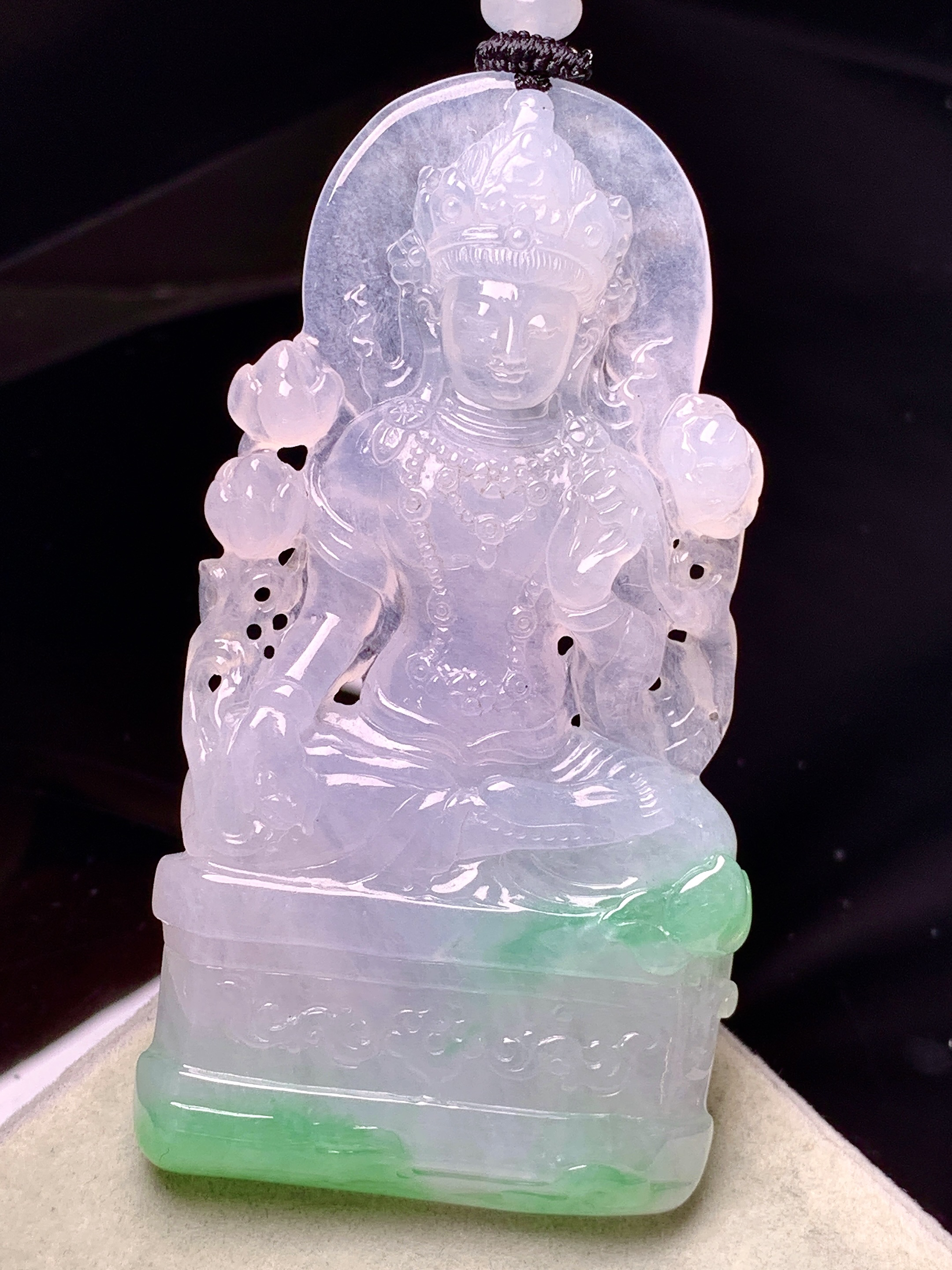 飘绿度母观音菩萨吊坠 玉质细腻 色泽艳丽清新 整体尺寸71*37.5*6.8 w1