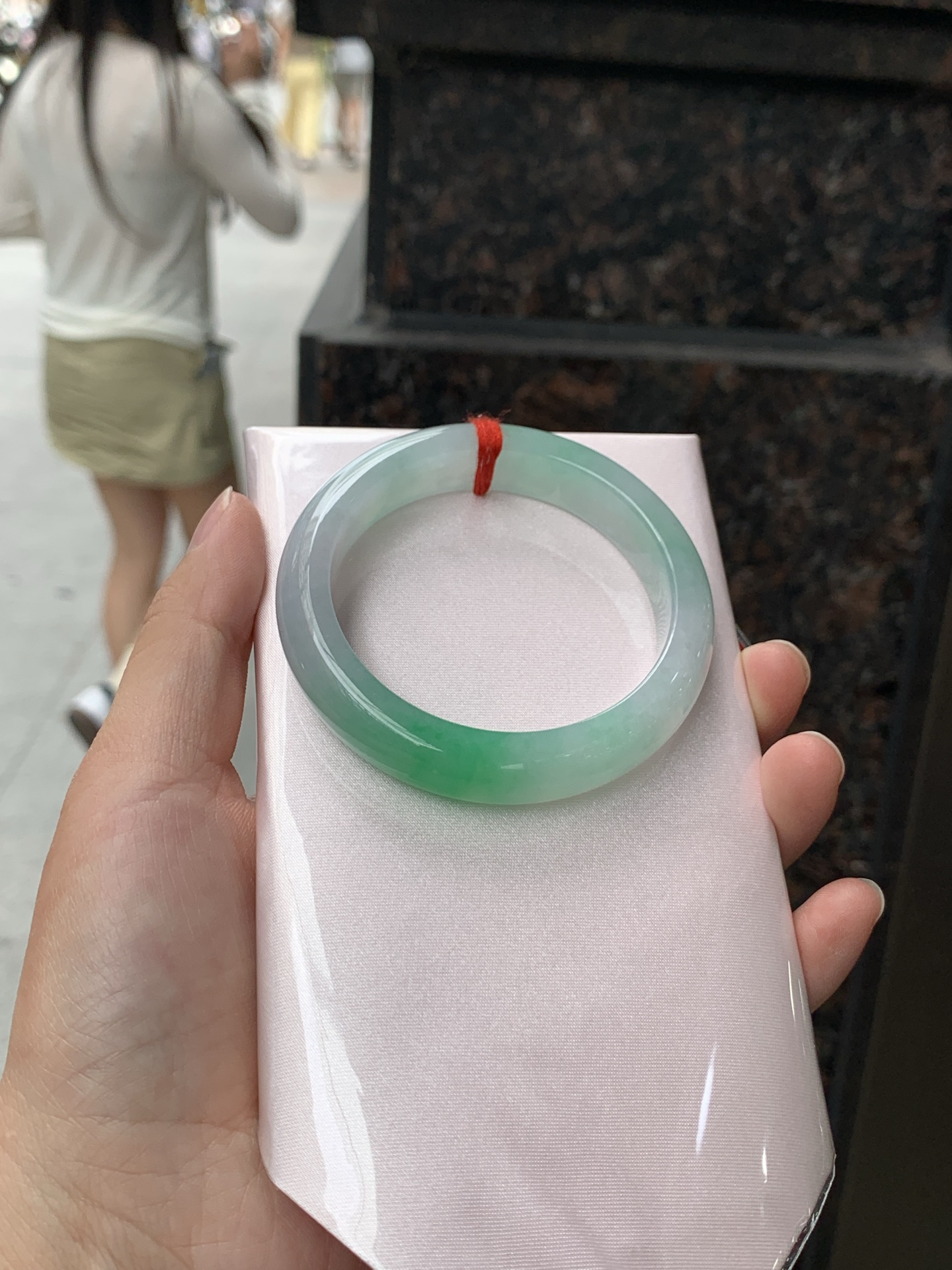 飘阳绿正圈 52-11.9-7.9 0614-N997 打灯裂，微扣，需要包容，底妆水润，几抹鲜艳夺目的阳绿花点缀，生机盎然