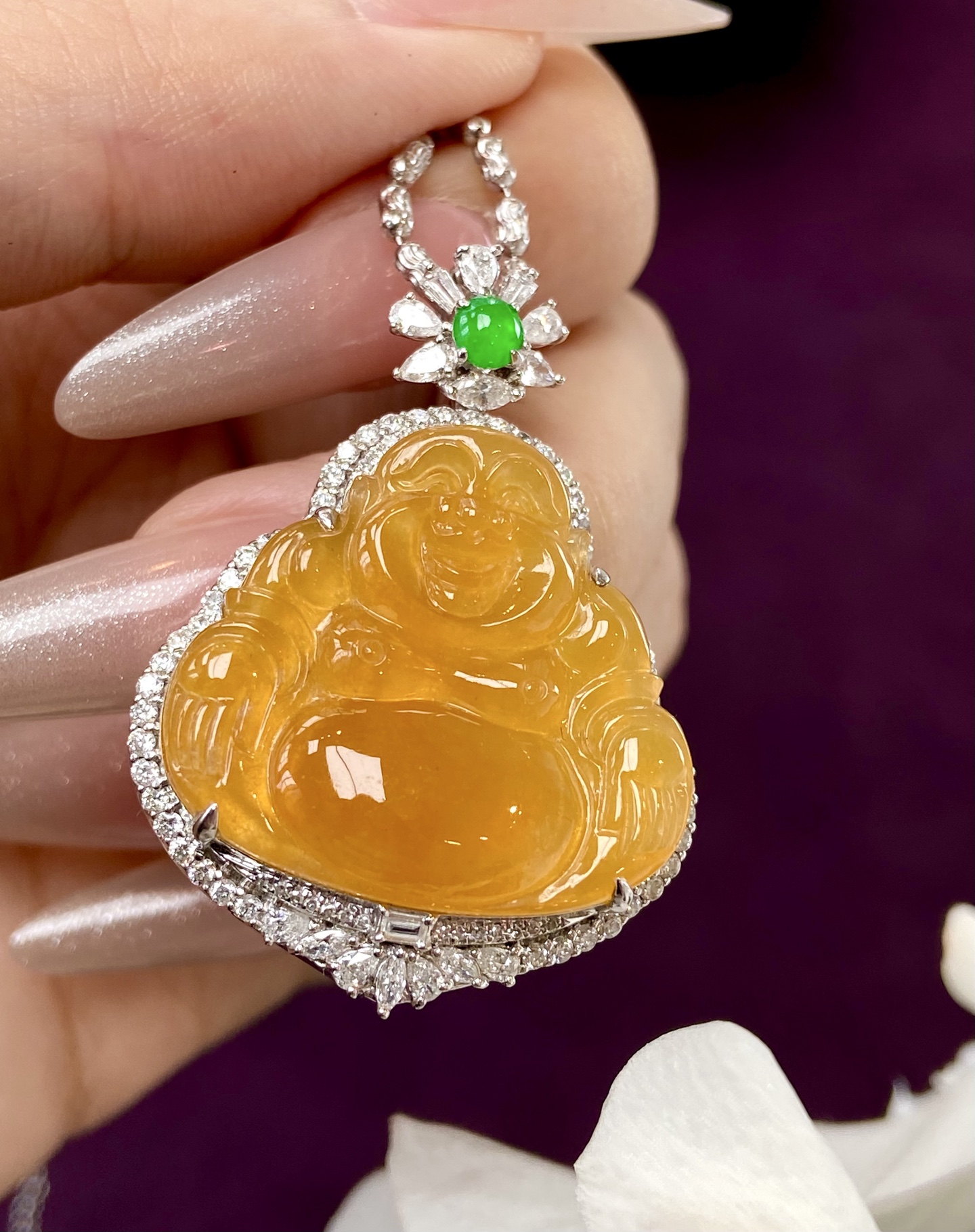 冰种黄翡佛公吊坠，帮你们试过了 黄翡真的很招财，福肚圆润藏金，富贵又吉祥，上身衬肤显贵：39.7-28.4-12.4，裸石：25.7-23.7-4.6mm，无裂