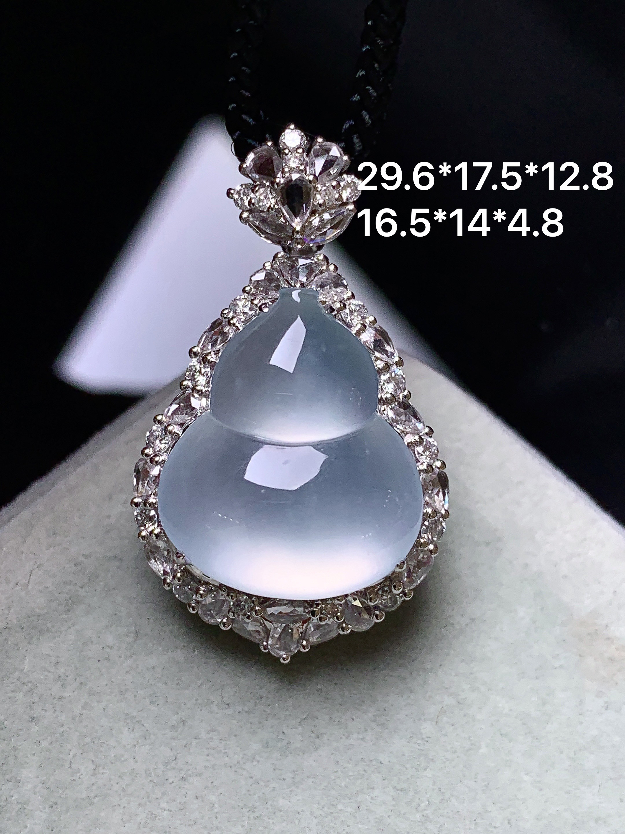 18k金钻镶嵌冰种葫芦吊坠 玉质细腻 色泽艳丽清新 整体尺寸29.6*17.5*12.8 b12