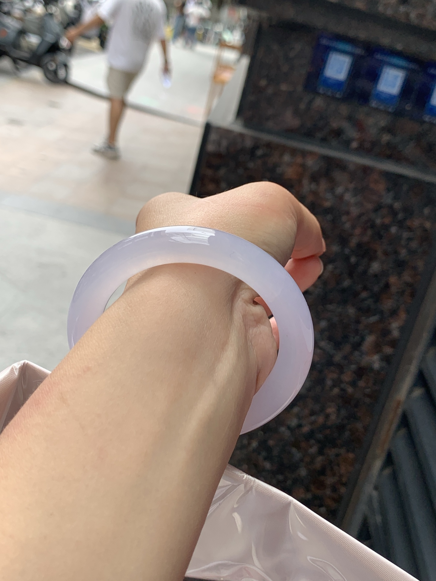 冰紫圆条 52.5-10.5-9.8 0613-N998 打灯断裂，底妆冰润细腻，种水很好，渐变冰紫底色很均匀，小仙女镯一枚