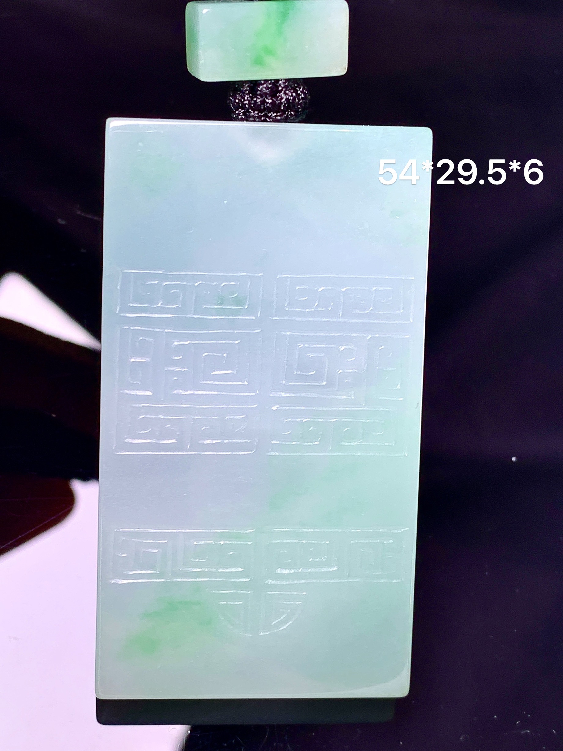 飘绿无事牌吊坠 玉质细腻 色泽艳丽清新 整体尺寸54*29.5*6 a2