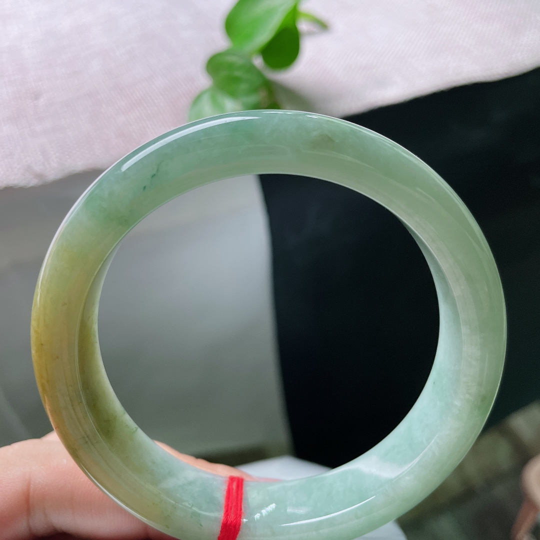 60/13.5/8.4，飘黄翡正圈，大圈口，绿底作陪，古典又有韵味，一点侧纹不显，ss54453a