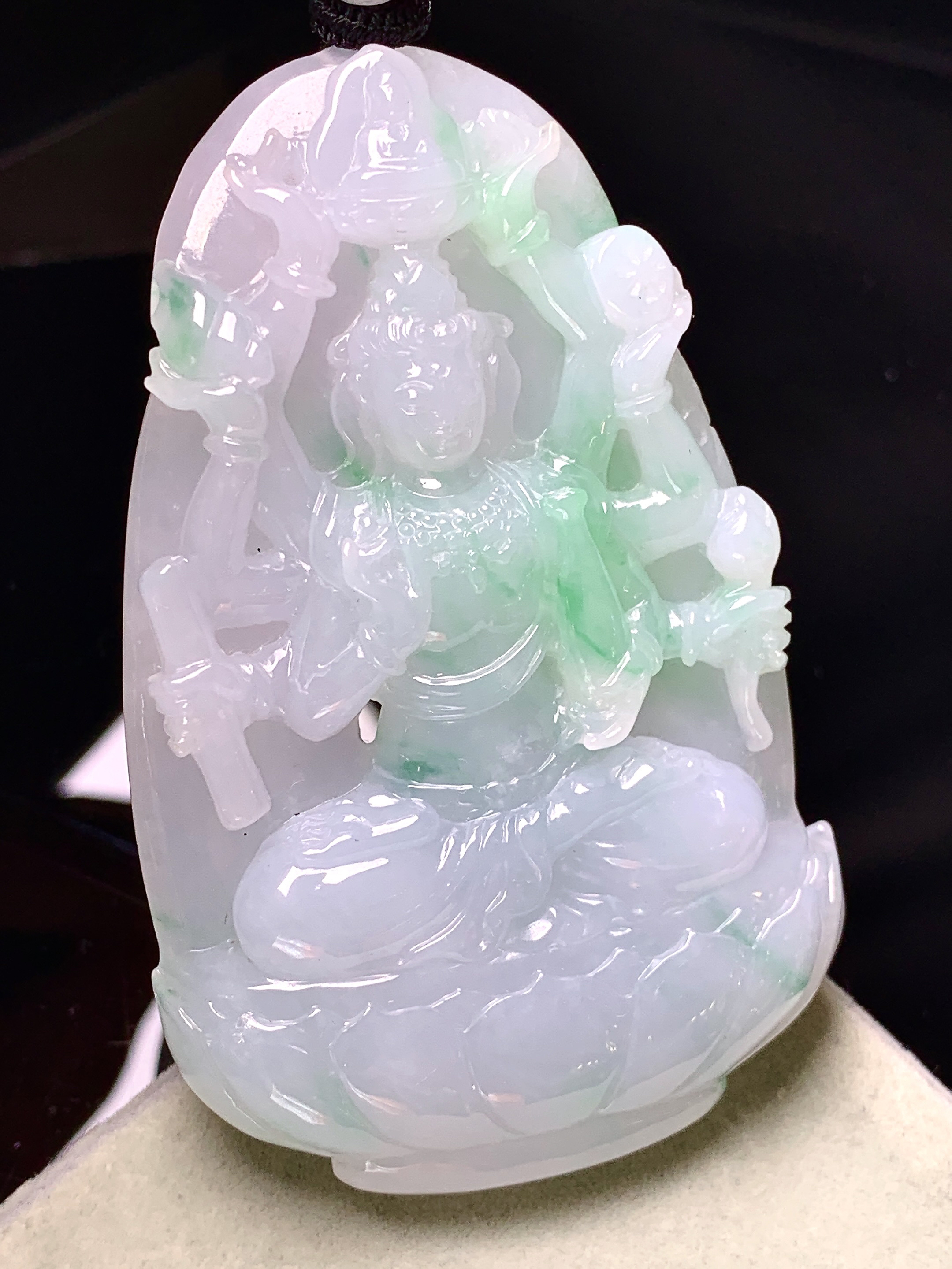 飘绿千手观音菩萨吊坠 玉质细腻 色泽艳丽清新 整体尺寸67.2*43.5*10 w1