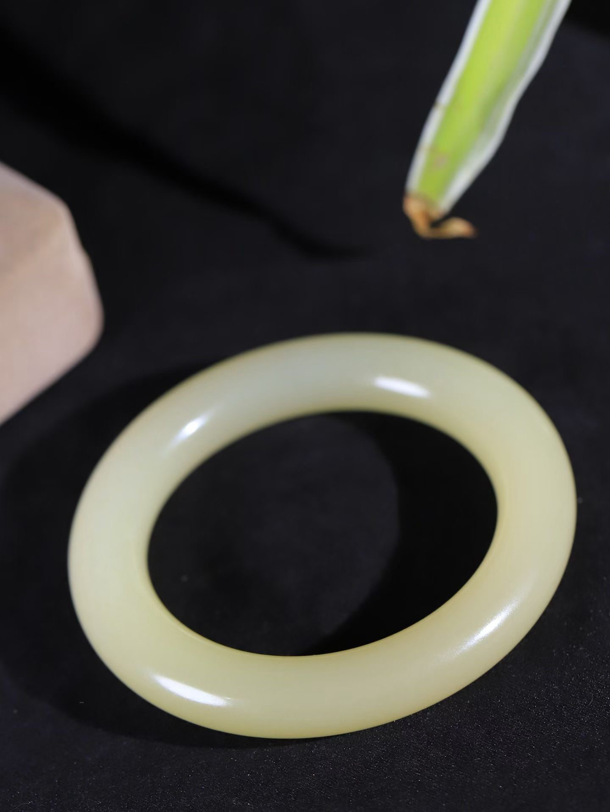 （一见倾心.手镯）

精品和田玉糖玉手镯，玉质温润细腻 油性十足 手感舒适，高华雅逸，线条流畅，简约大气，美自天成，素雅高贵。佩戴于腕间，婉约之美，举手投足间透出那低调奢华。重73.55克  内径55mm尺寸12-11.8mm16601330T