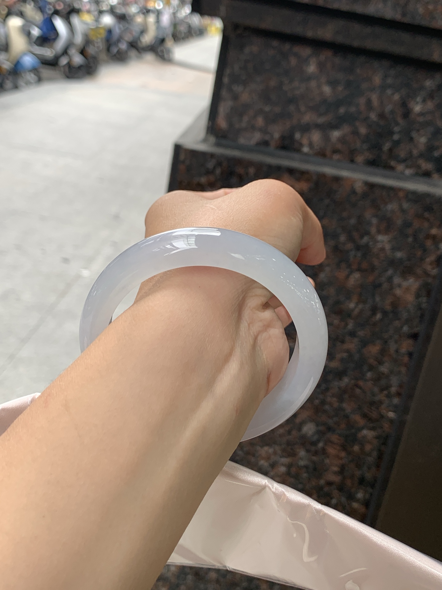 冰蓝正圈 0613-4A134 无裂，底妆冰润细腻，千变万化的冰晴蓝底色，拥有海的颜色，却散发着星空的光芒，这是一只来自冰川蓝的清冷气质仙女镯。