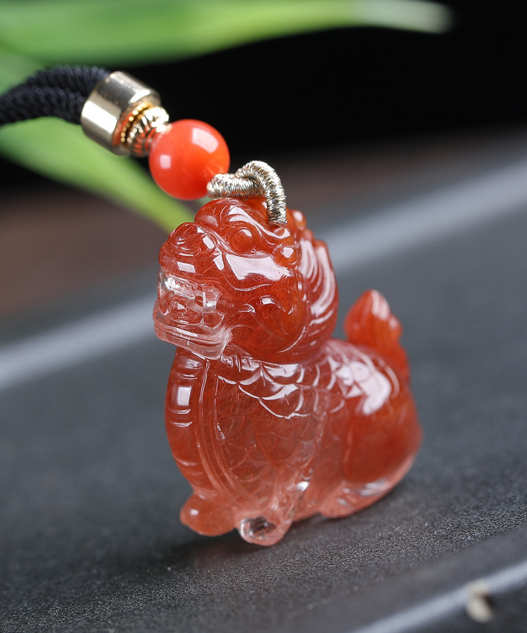 麒麟之处，必有祥瑞天然红兔毛发，红发晶，红水晶麒麟吊坠！立体雕刻，颜色超红润！晶体干净，透润！麒麟雕刻细致！尺寸约：33.5，28.7，13mm  ，总：20克。